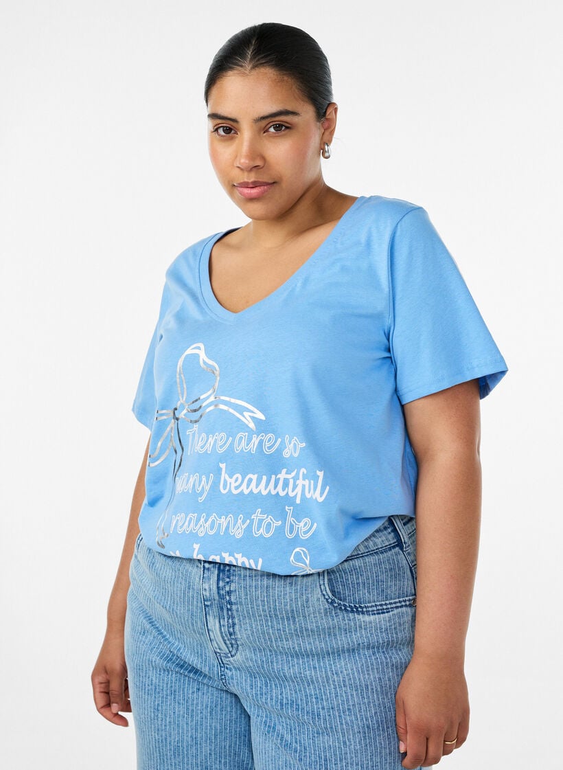 T-shirt i bomuld med V-udsk&aelig;ring og frontprint, Bl&aring;, Model image number 0