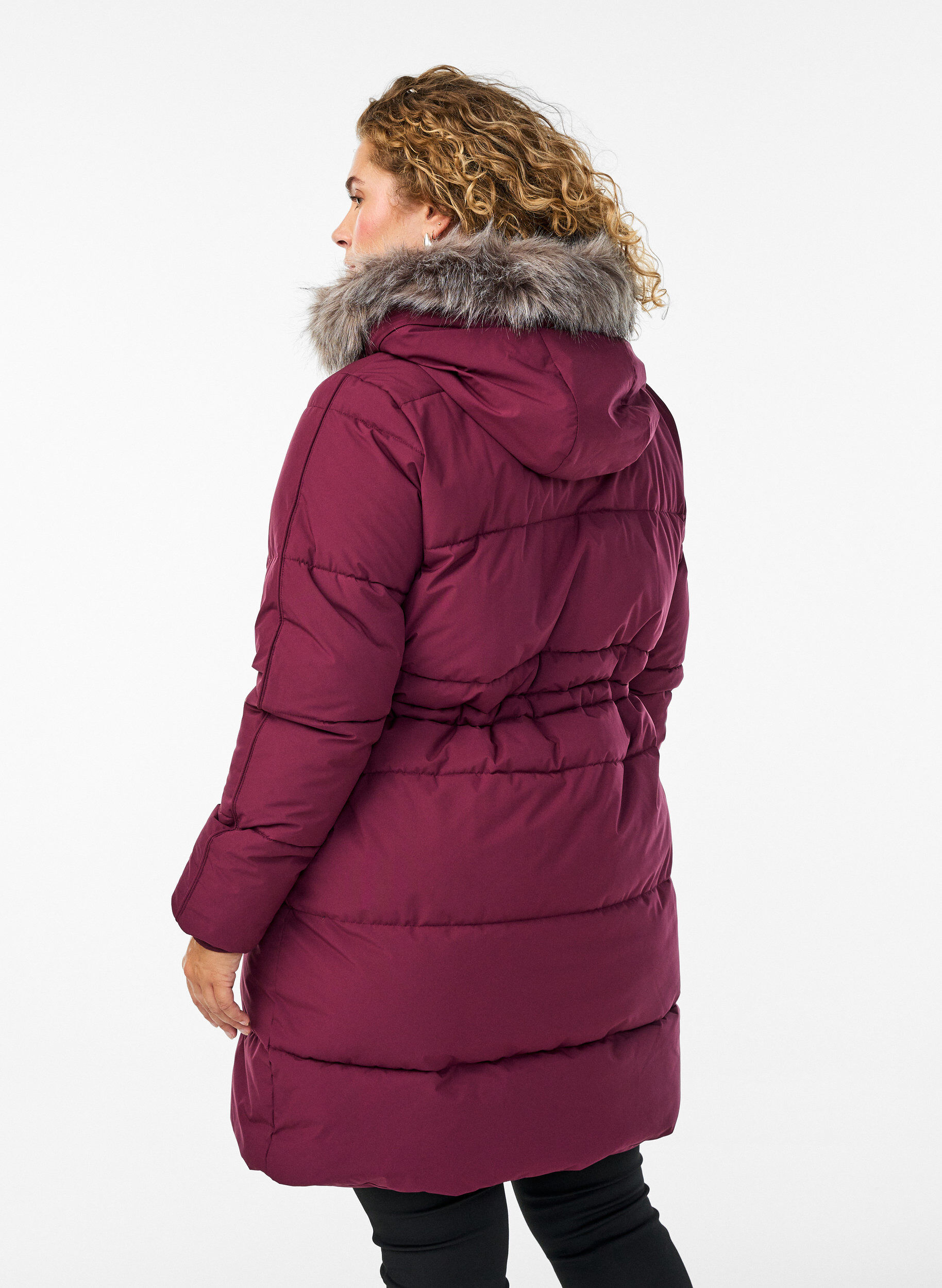 Zizzi Vandafvisende parka med h&aelig;tte og imiteret pelskant, M&oslash;rk Bordeaux, Model image number 2