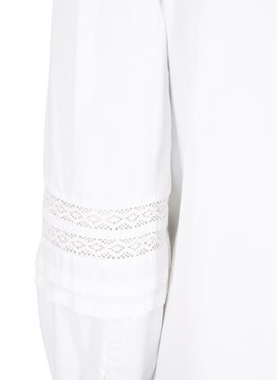 Bluse med flæser og blondebånd, Bright White, Packshot image number 3