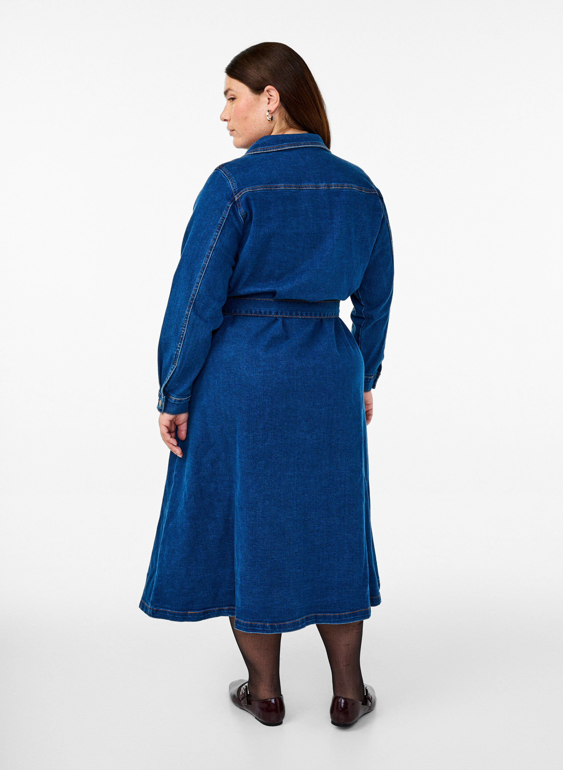 Zizzi Midi skjortekjole i denim med b&aelig;lte, Dark Blue Denim, Model image number 1