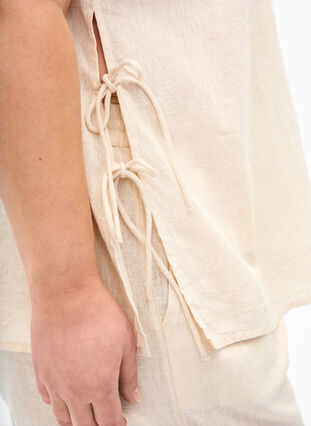 Kortærmet bluse i bomuldsmix med hør og snøredetalje, Sandshell, Model image number 2