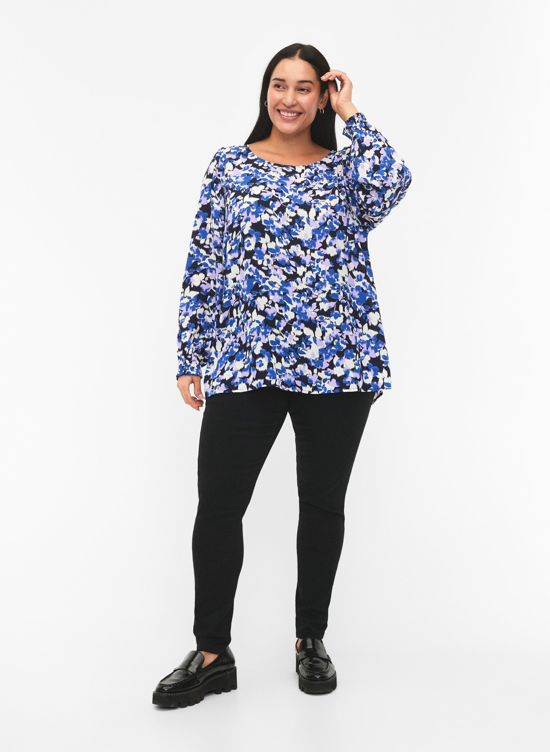 Zizzi FLASH - Lang&aelig;rmet bluse med smock og print, Blue Purple Flower, Model image number 2