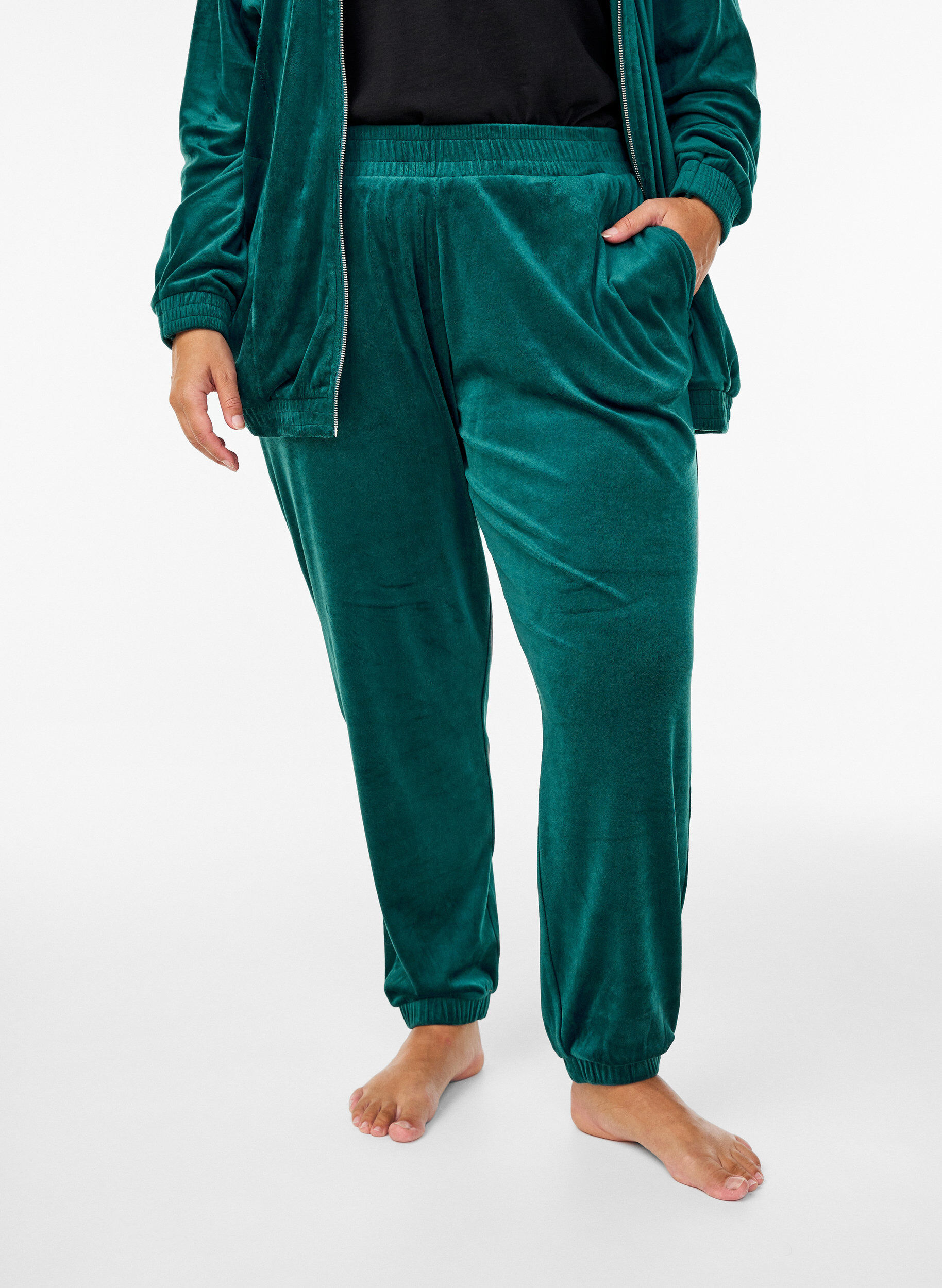 Zizzi L&oslash;se bukser i velour, Gr&oslash;n, Model image number 2
