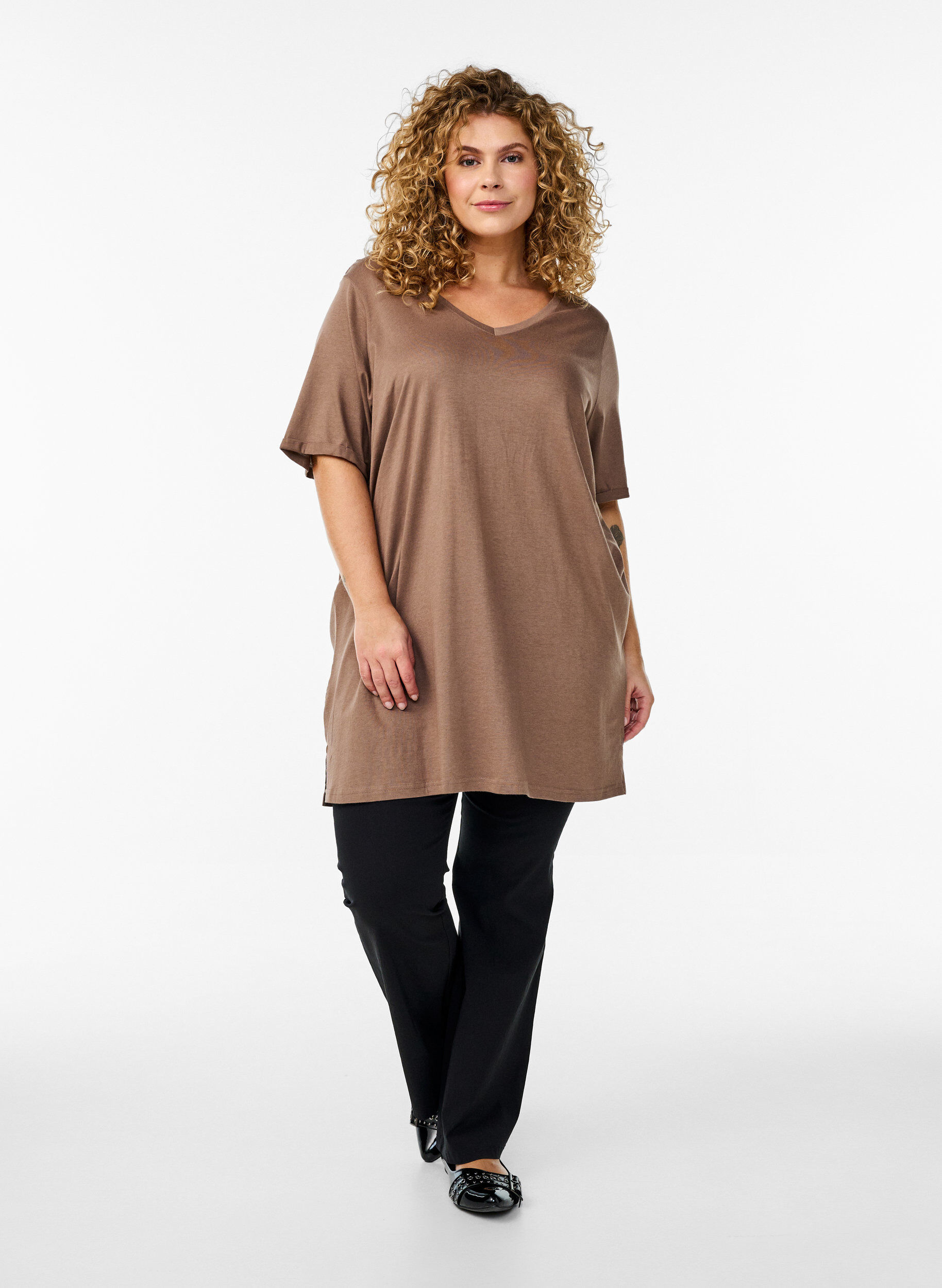 Zizzi Ensfarvet oversize t-shirt med v-hals, Brun, Model image number 1