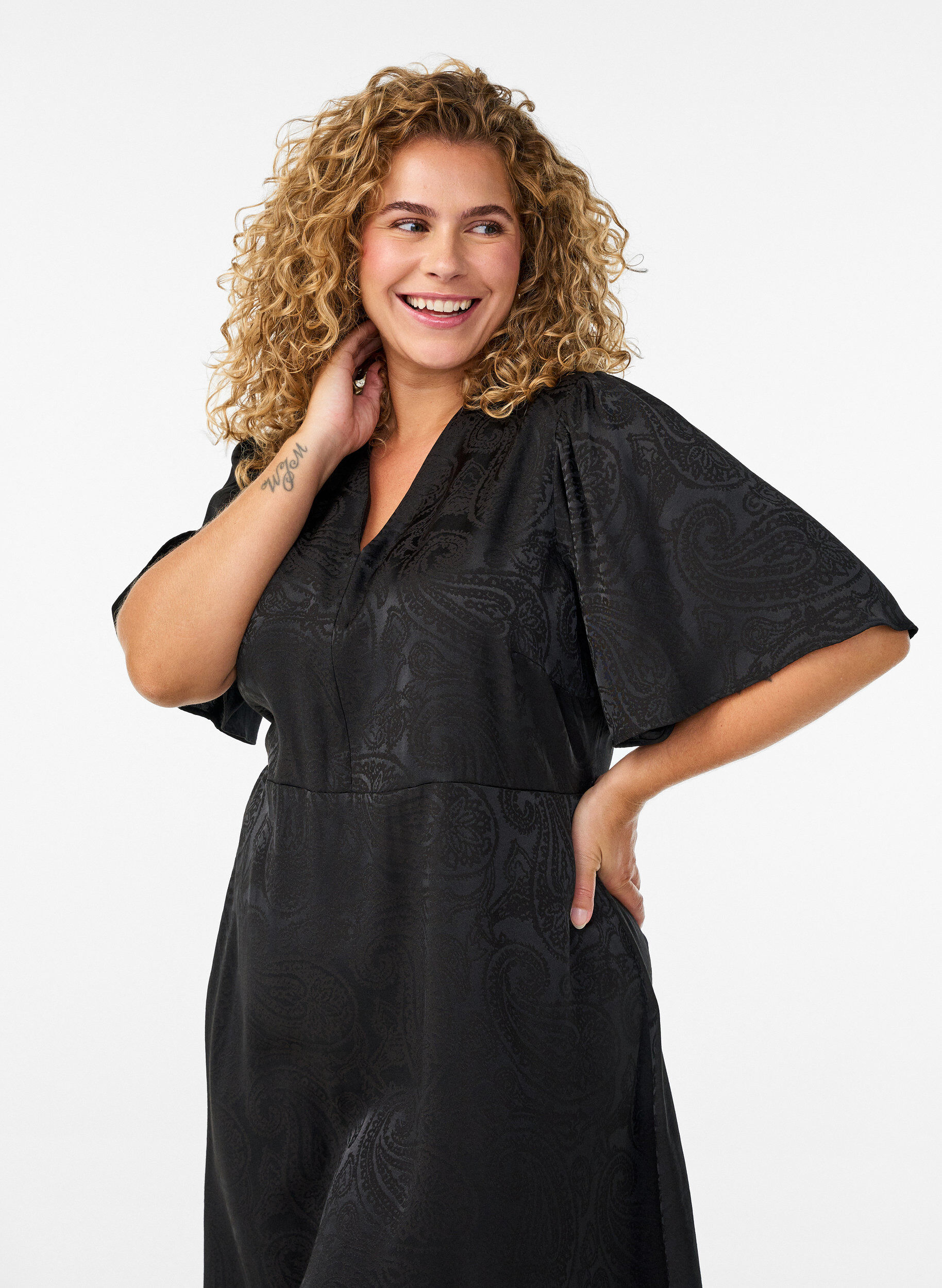 ZizziMidilang jacquardkjole med paisleym&oslash;nster og vinge&aelig;rmer, Sort, Model image number 2