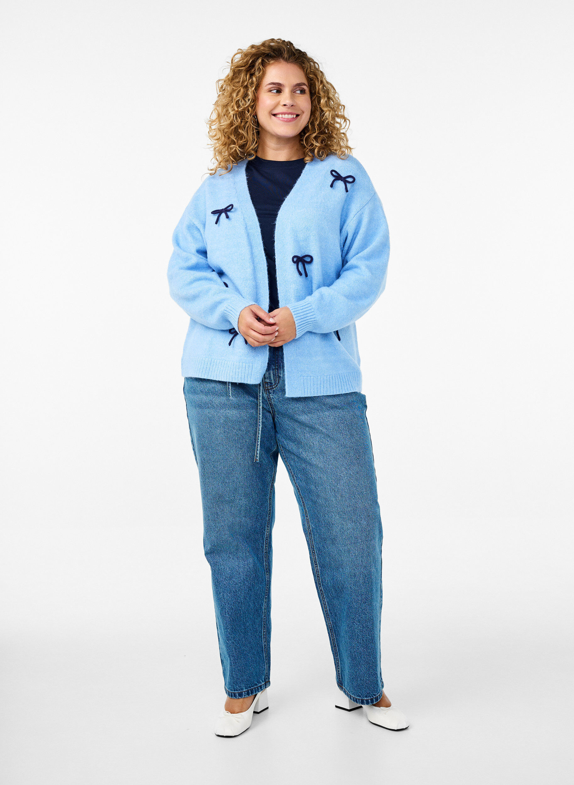 Zizzi Kort strikcardigan med sl&oslash;jfer, Della R. Blue Comb, Model image number 3