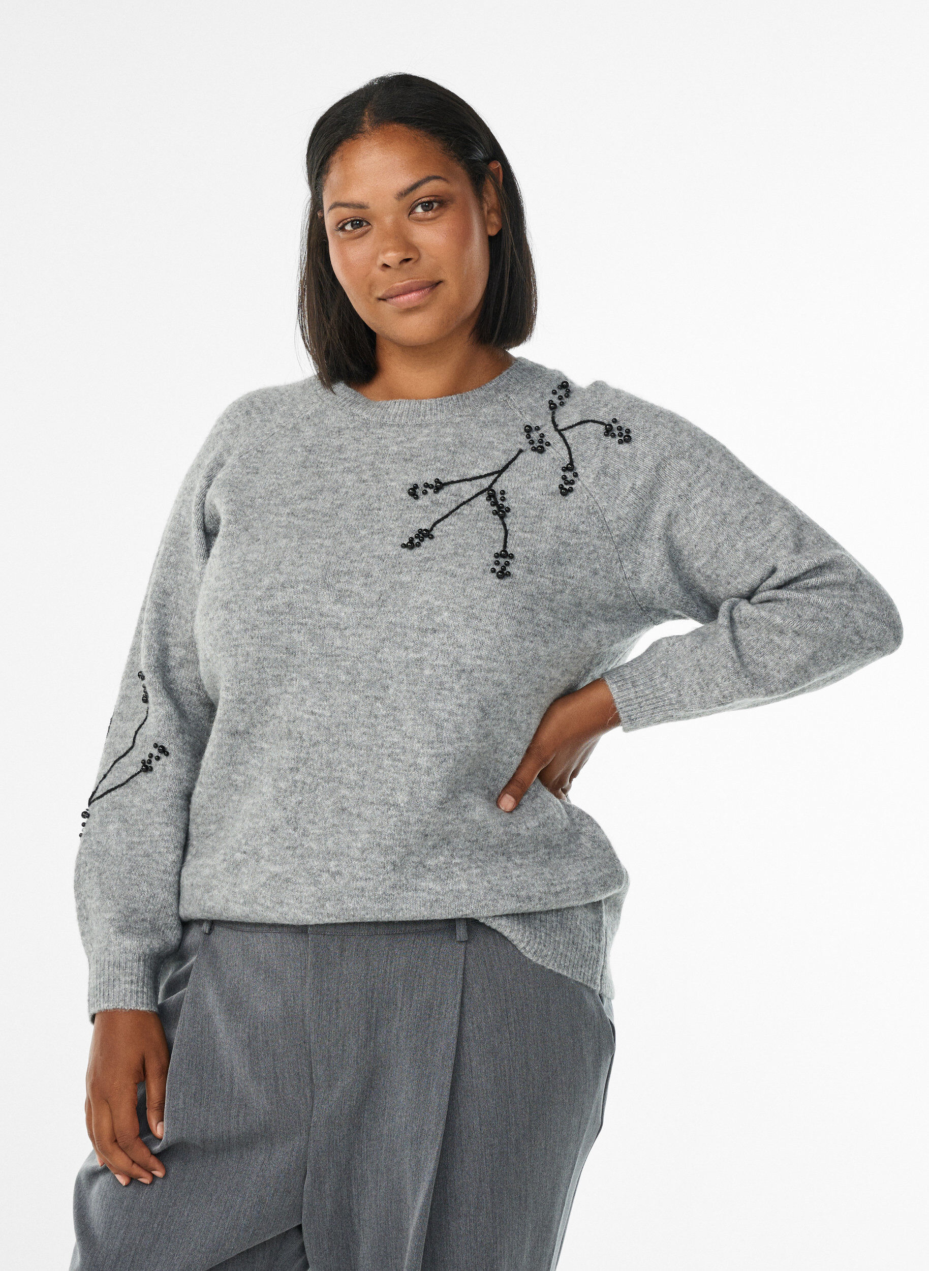 Strikbluse med perlebroderi, Gr&aring;, Model