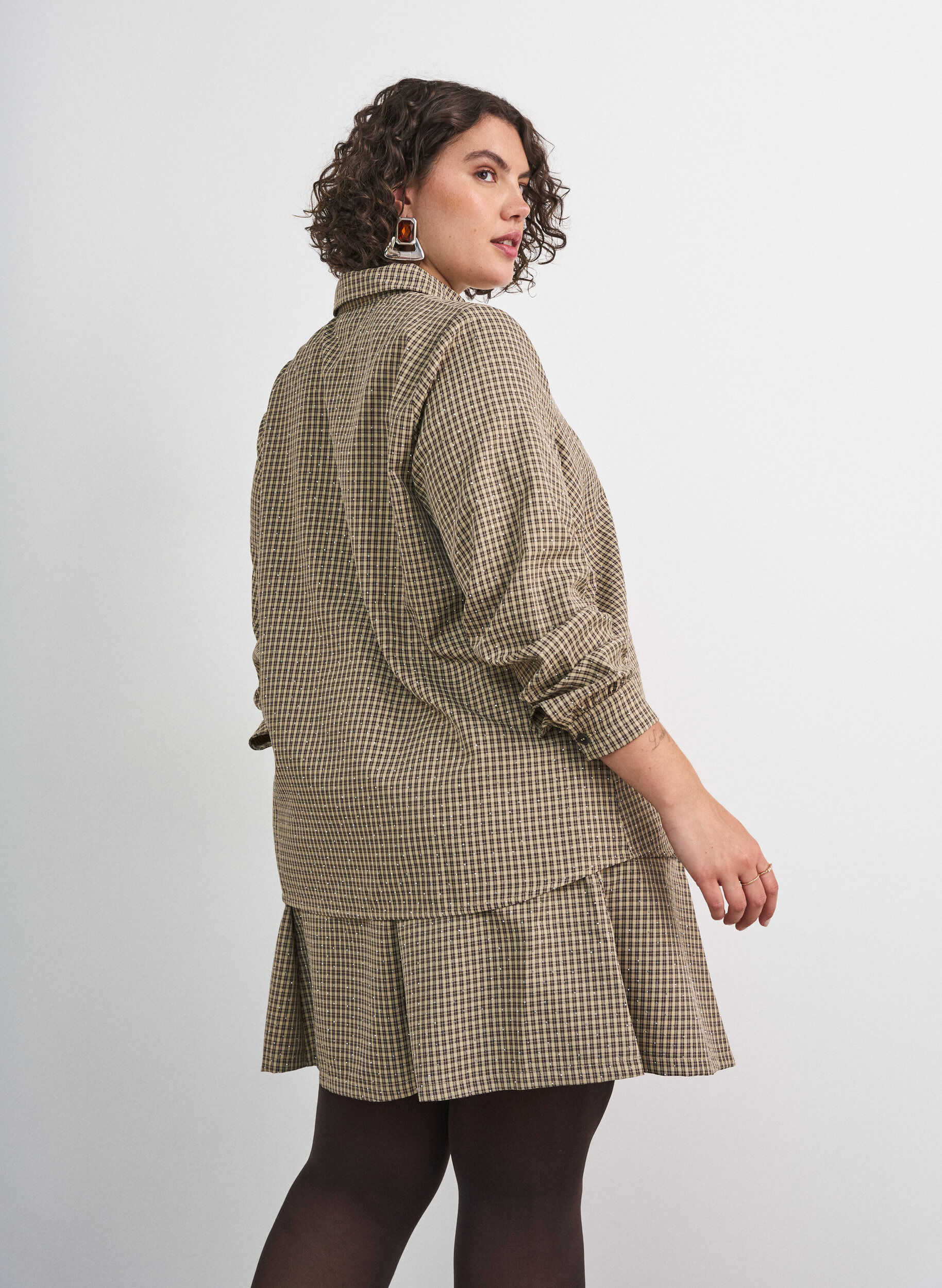 ZizziSkjorte med sm&aring;ternet m&oslash;nster og rhinsten, Brun, Model image number 2
