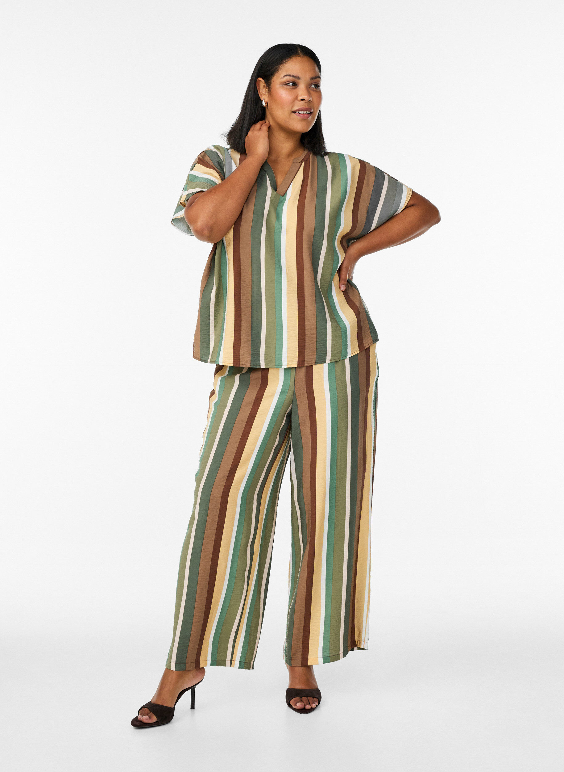 Zizzi Stribet viskosebluse med korte &aelig;rmer, Brun, Model image number 1