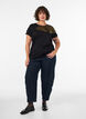 T-shirt i bomuld med blomstermotiv, Sort, Model image number 1