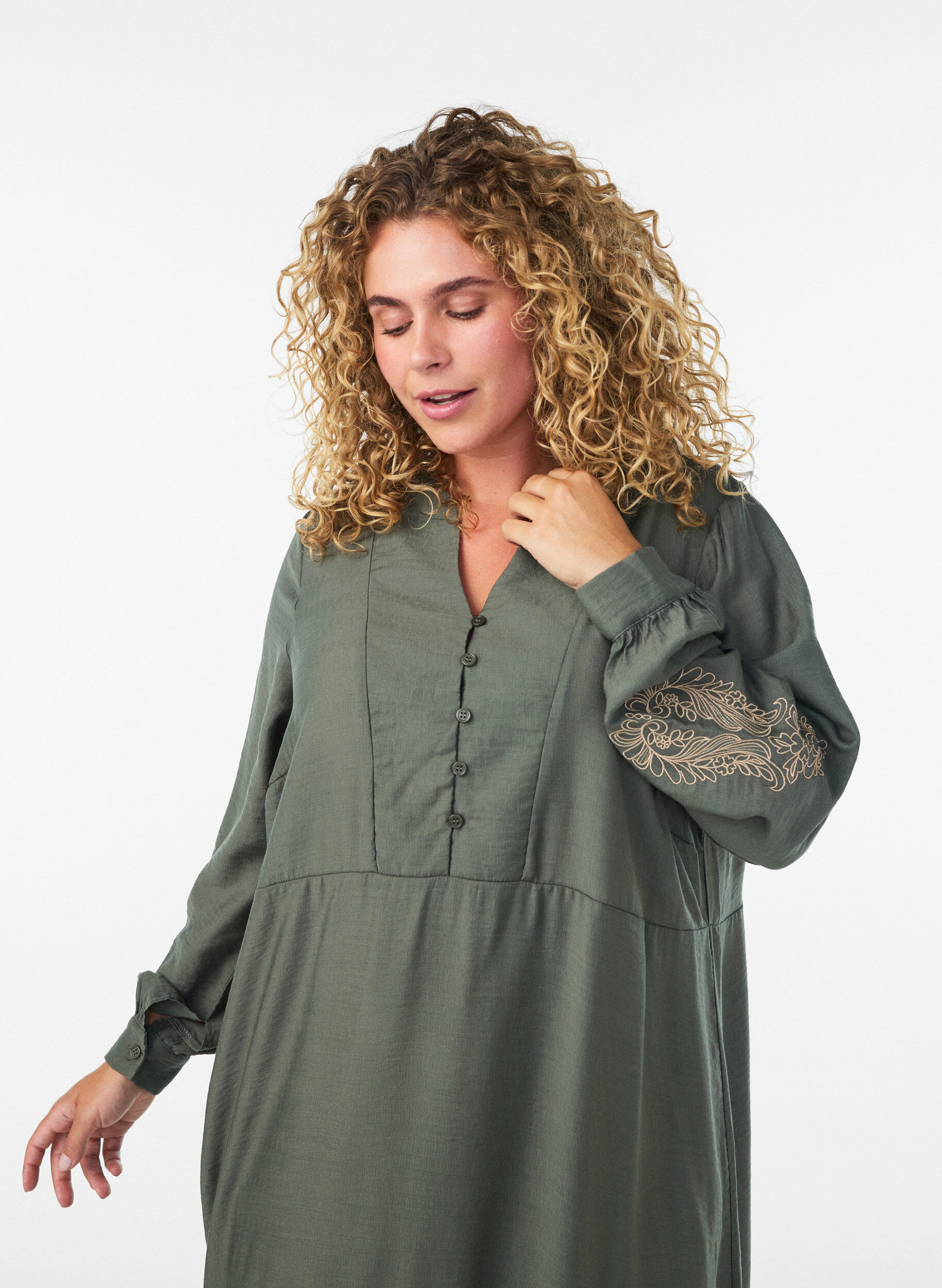 ZizziViskosekjole med broderi og fl&aelig;selag, Gr&oslash;n, Model image number 2