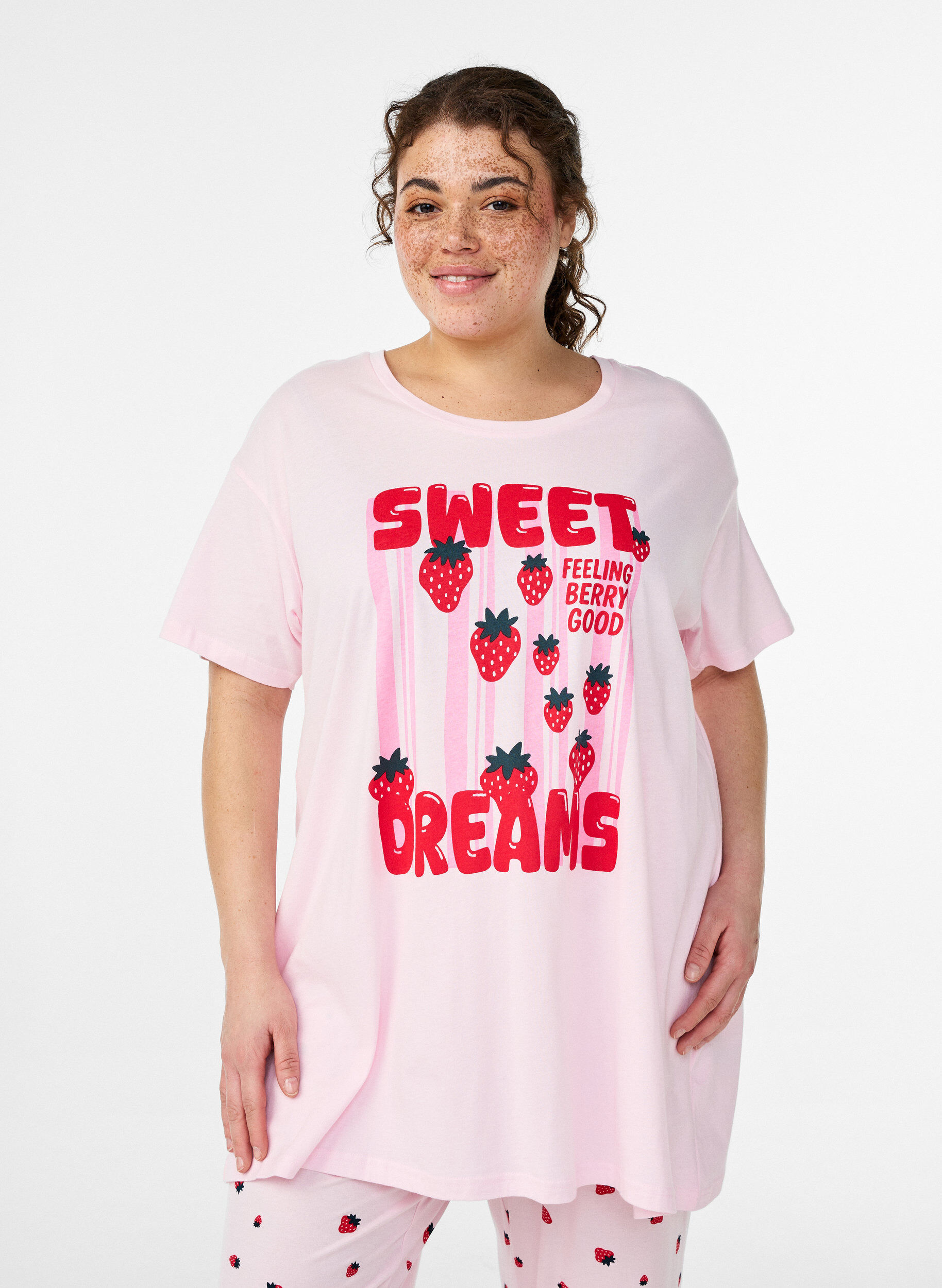 Lang nat t-shirt i &oslash;kologisk bomuld med print, Lyser&oslash;d, Model