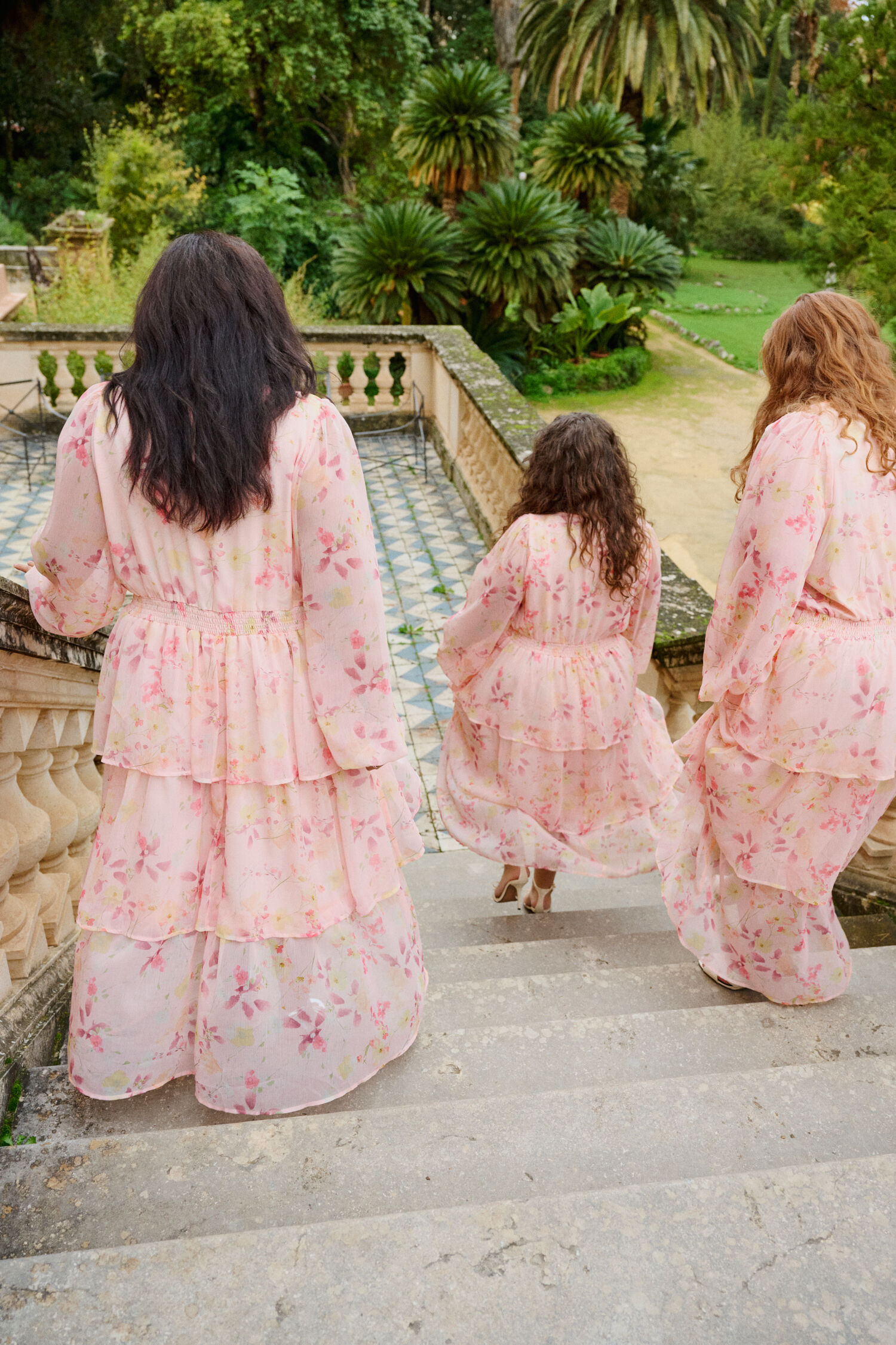 Zizzi Blomstret kjole i lyse toner, , Model