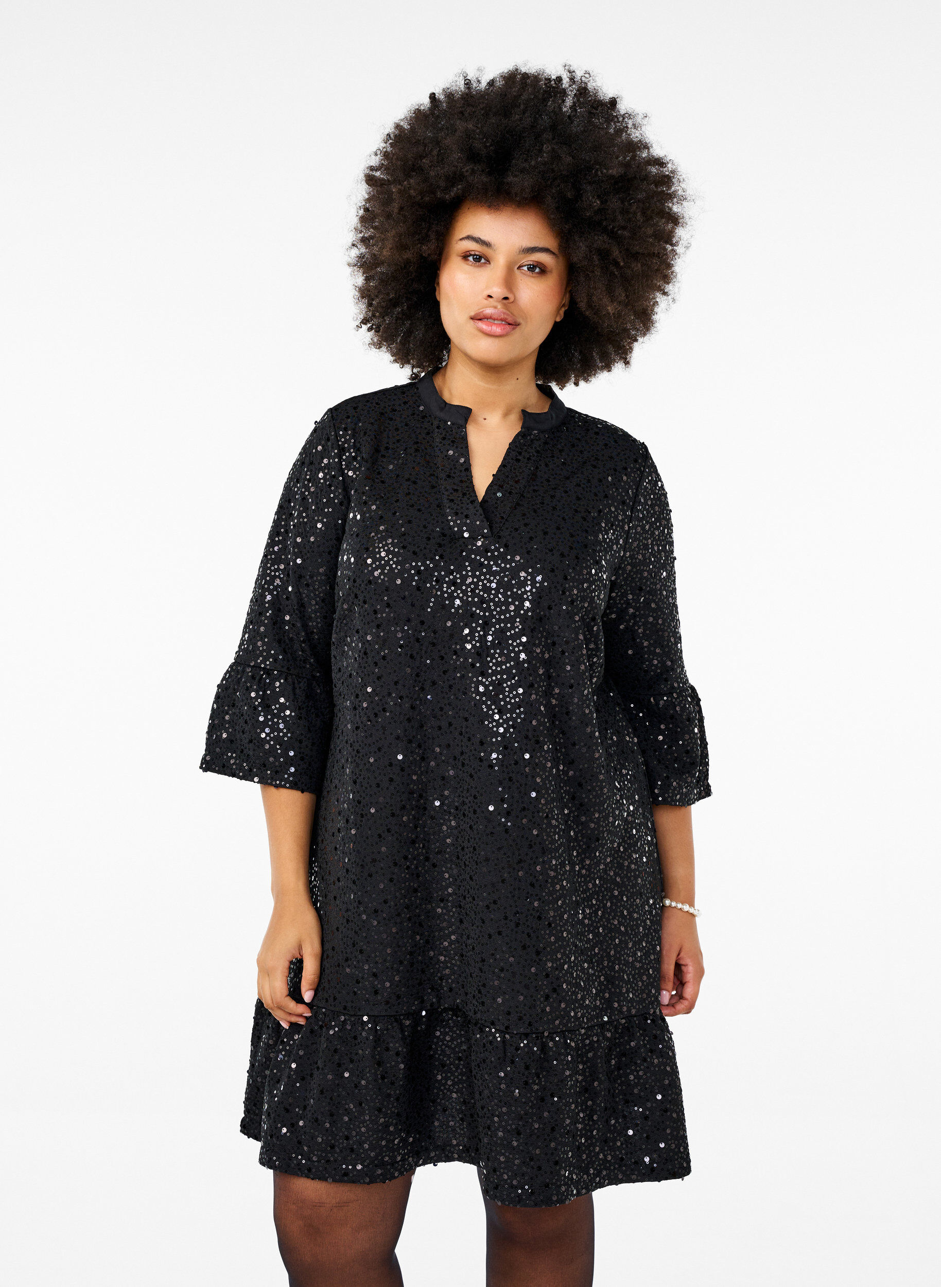 Zizzi Pailletkjole med V-udsk&aelig;ring og 3/4 &aelig;rmer, Black w. Bl. Sequins, Model image number 0