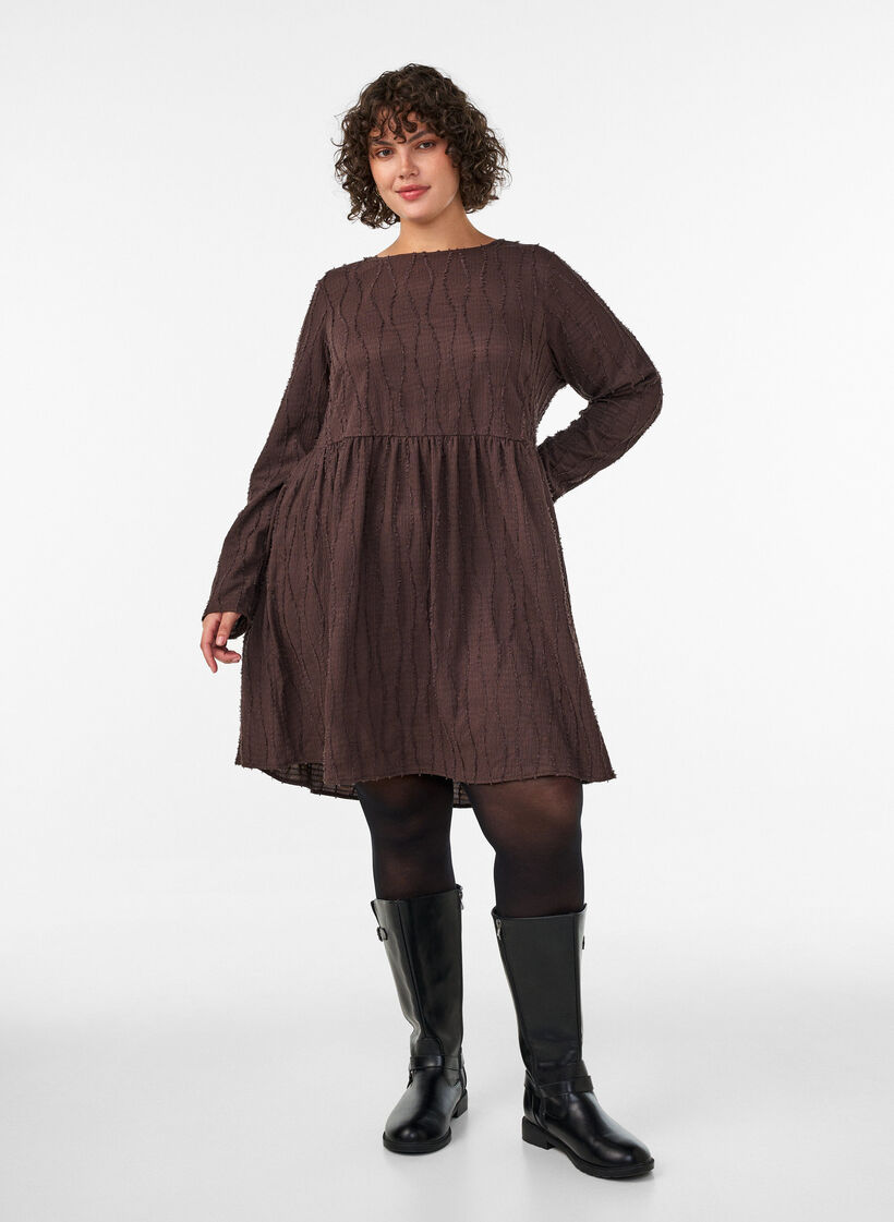 Kort jersey&shy;kjole med b&oslash;lget strukturm&oslash;nster, Brun, Model image number 1