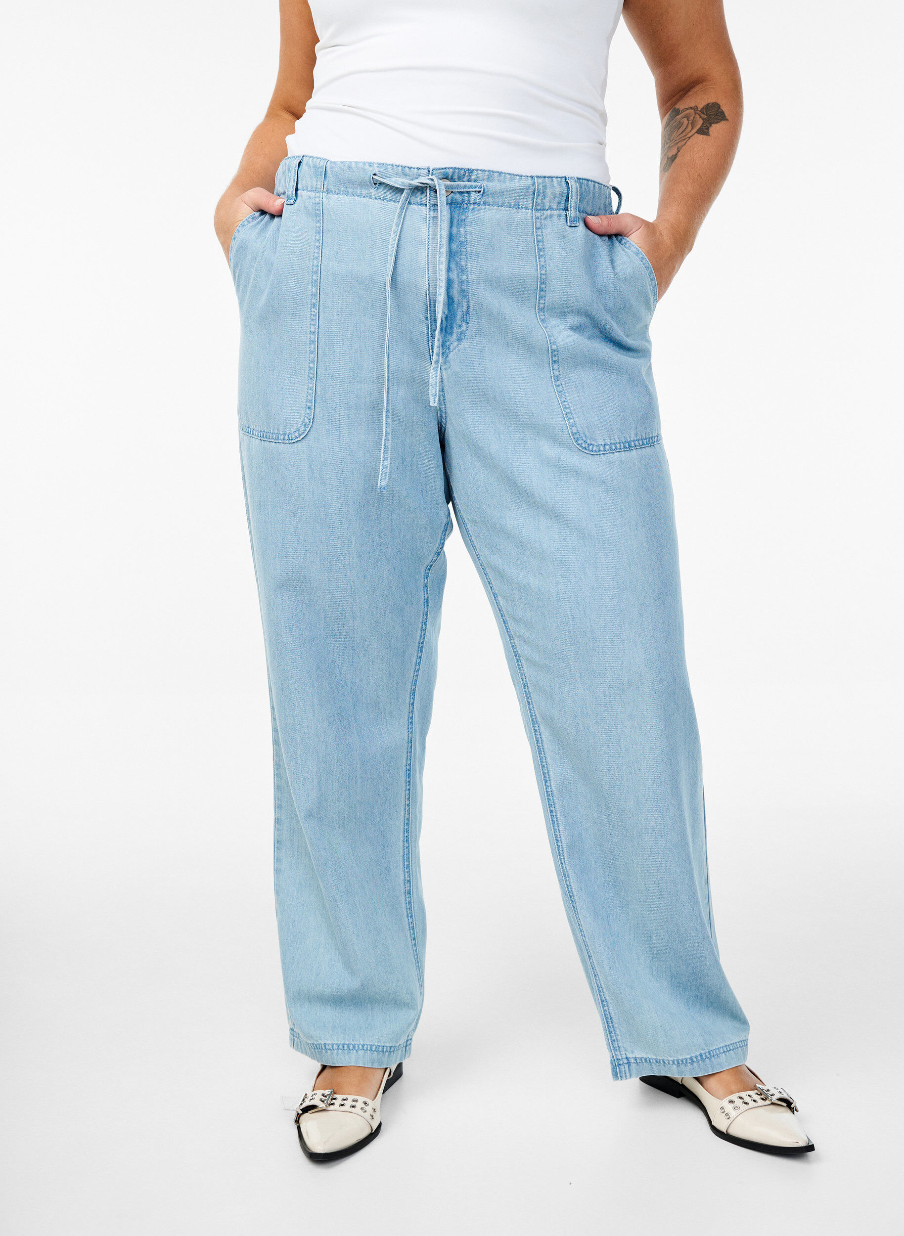 Zizzi Jeans med h&oslash;j talje og bindeb&aring;nd, Bl&aring;, Model image number 2