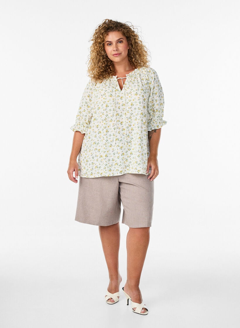 Blomstret viskosebluse med halvlange &aelig;rmer, Hvid, Model image number 1