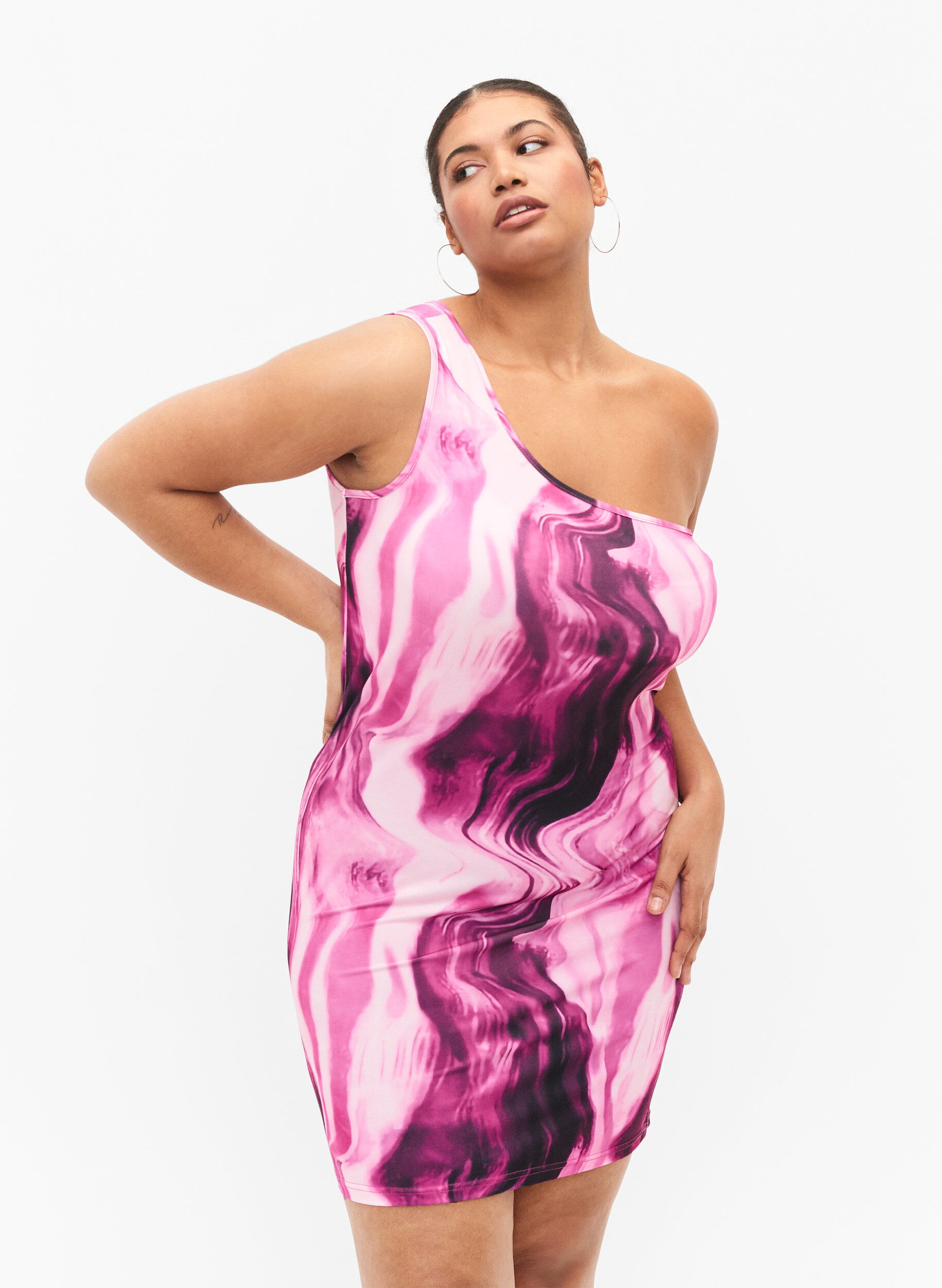 Zizzi T&aelig;tsiddende one-shoulder kjole med print, Raspberry Rose AOP, Model image number 0