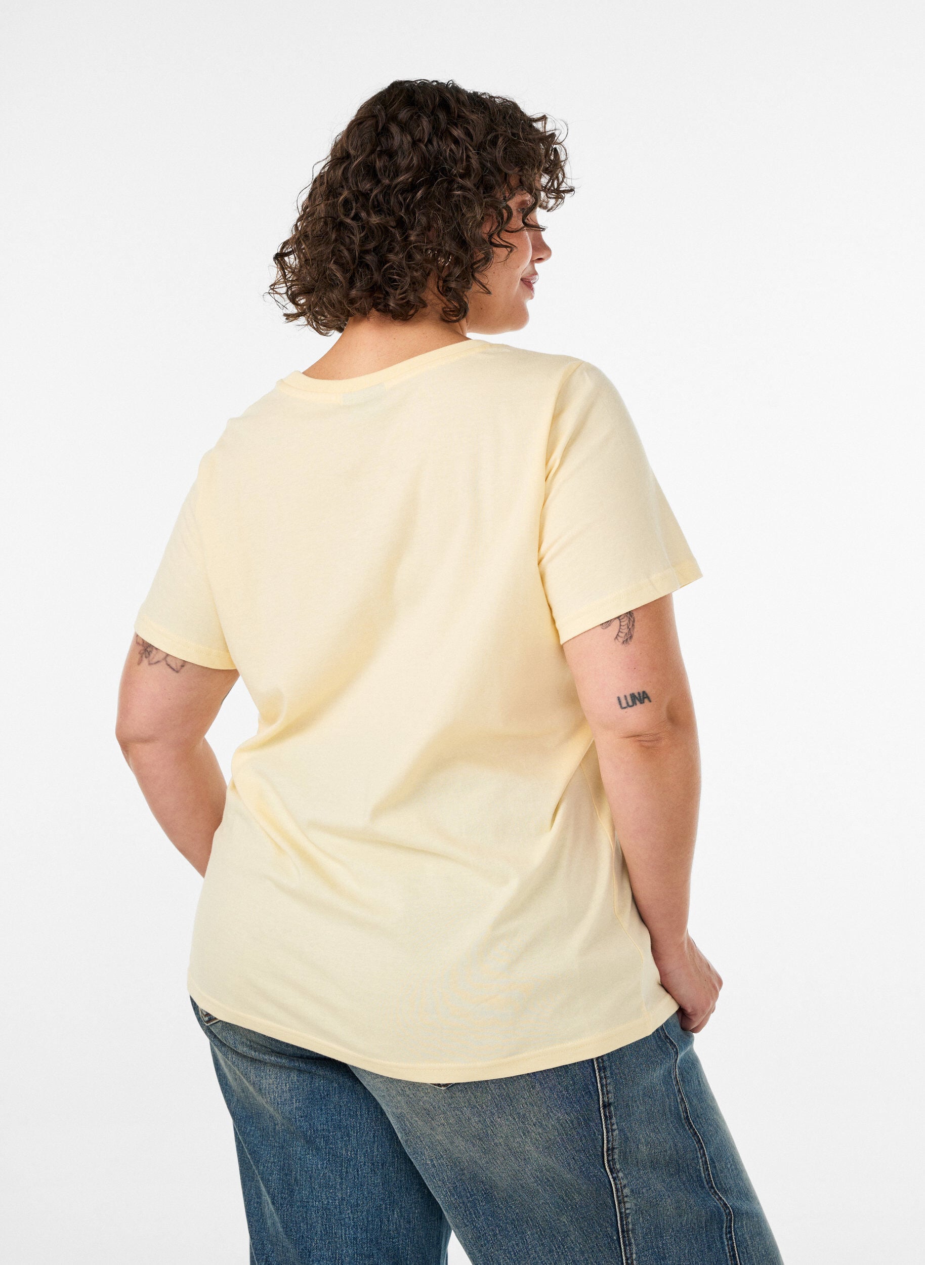 ZizziT-shirt i &oslash;kologisk bomuld med velourtekst, Gul, Model image number 2