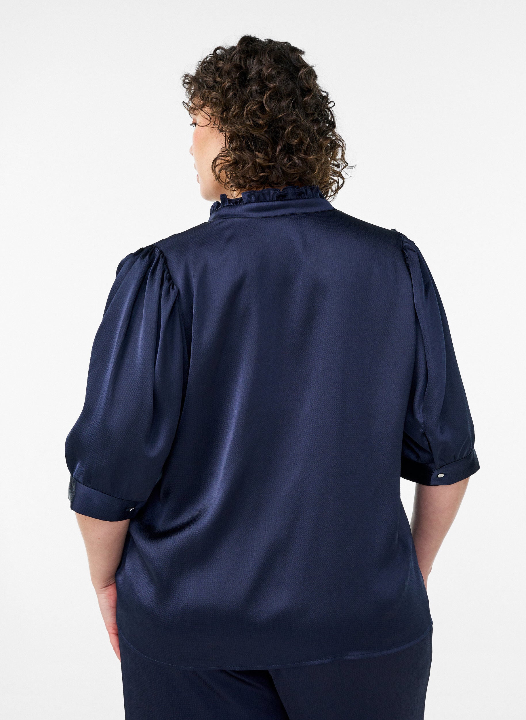 ZizziBluse i satin-look med 1/2 &aelig;rmer og fl&aelig;sekrave, Bl&aring;, Model image number 2