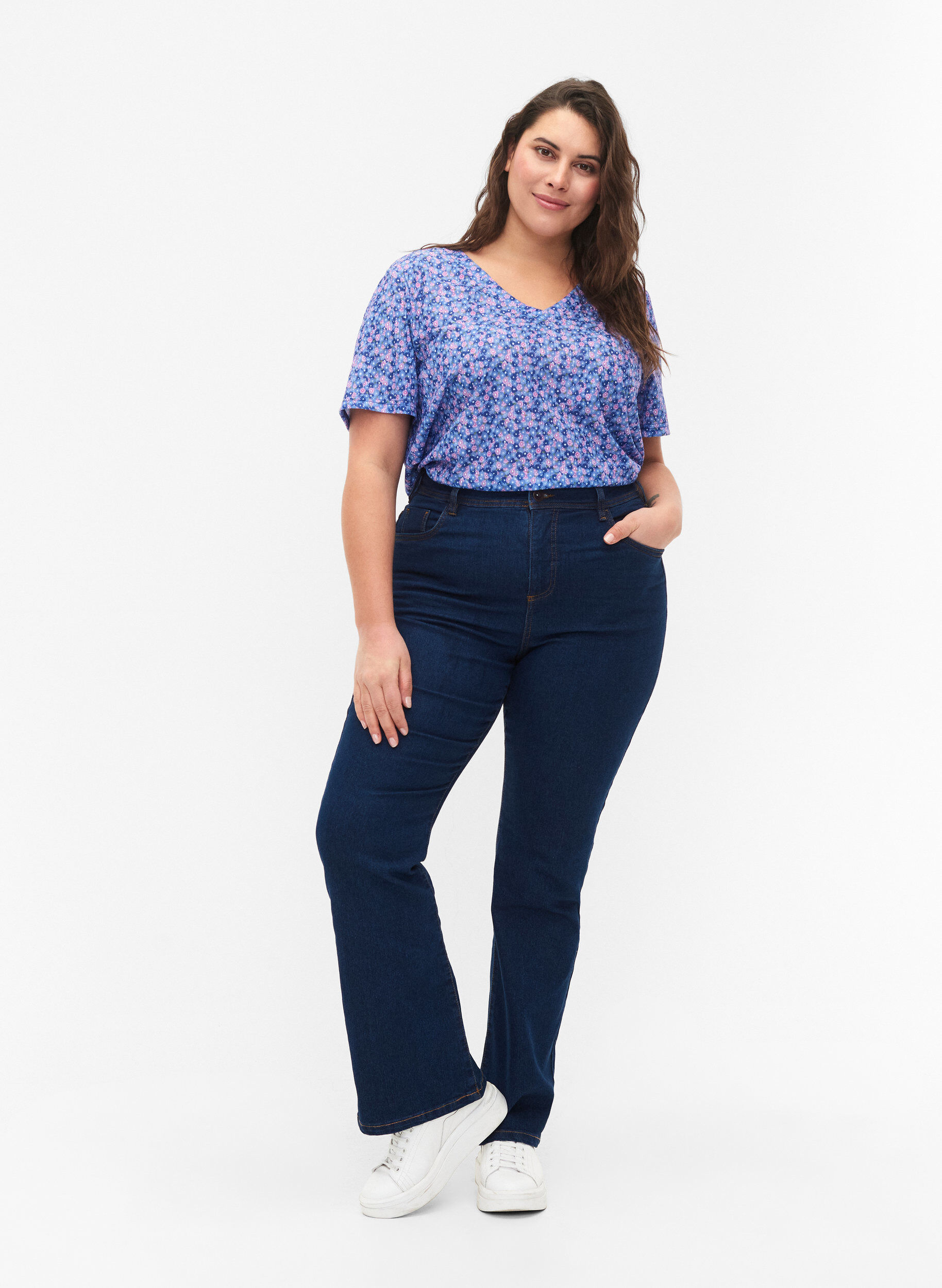 Zizzi FLASH - Printet t-shirt med v-hals, Blue Rose Ditsy, Model image number 2