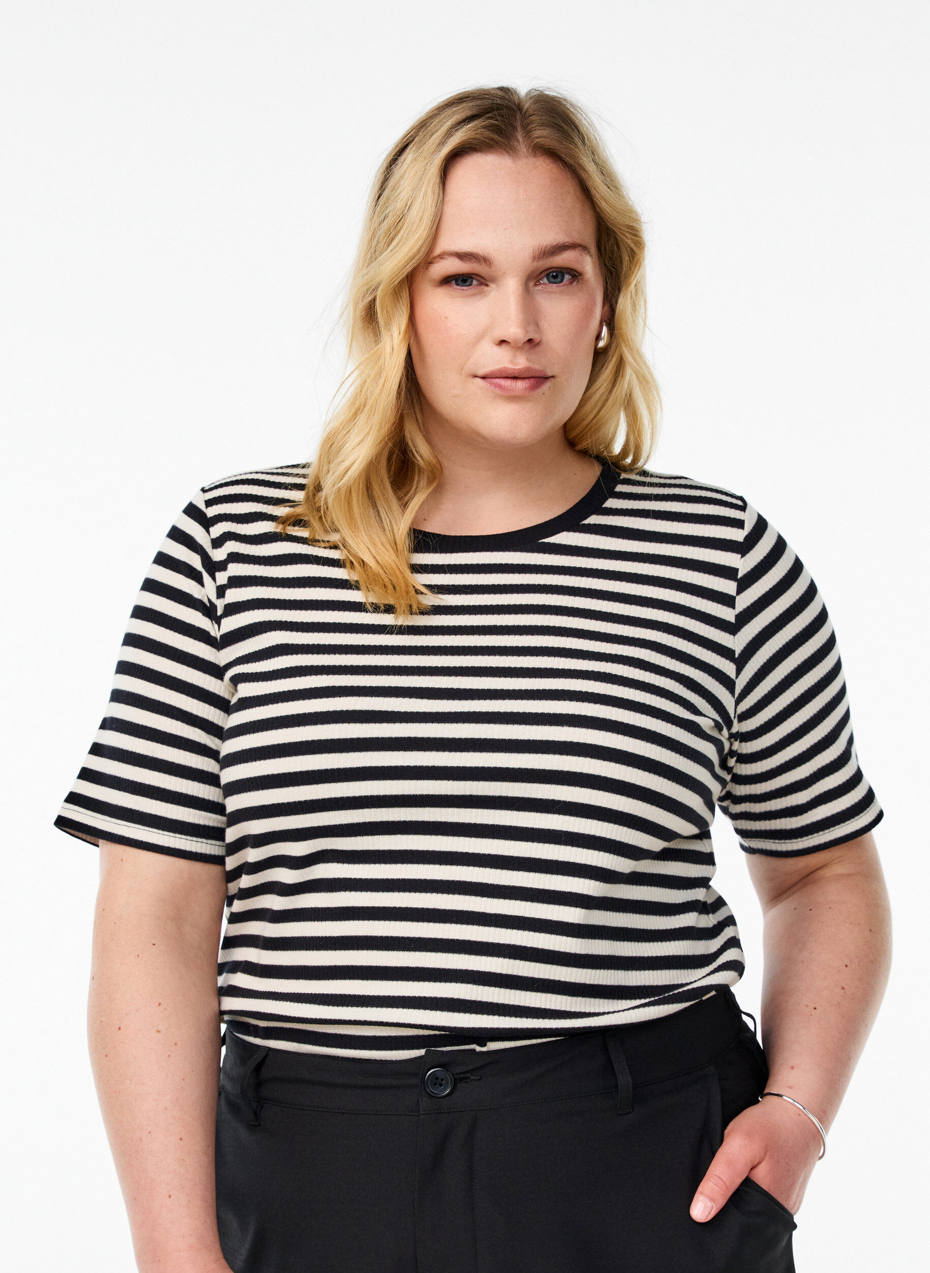 Zizzi Stribet t-shirt med ribstruktur, Sort, Model image number 0