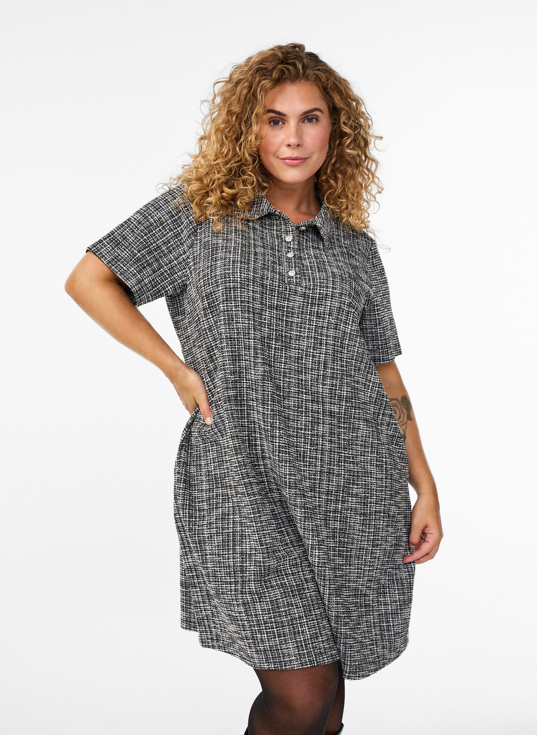 Zizzi Kort kjole i struktureret jersey med grafisk tern, Off White Check, Model image number 0