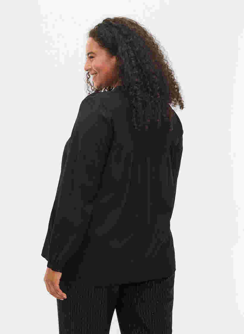 Langærmet bluse i viskosemix, Black, Model image number 1