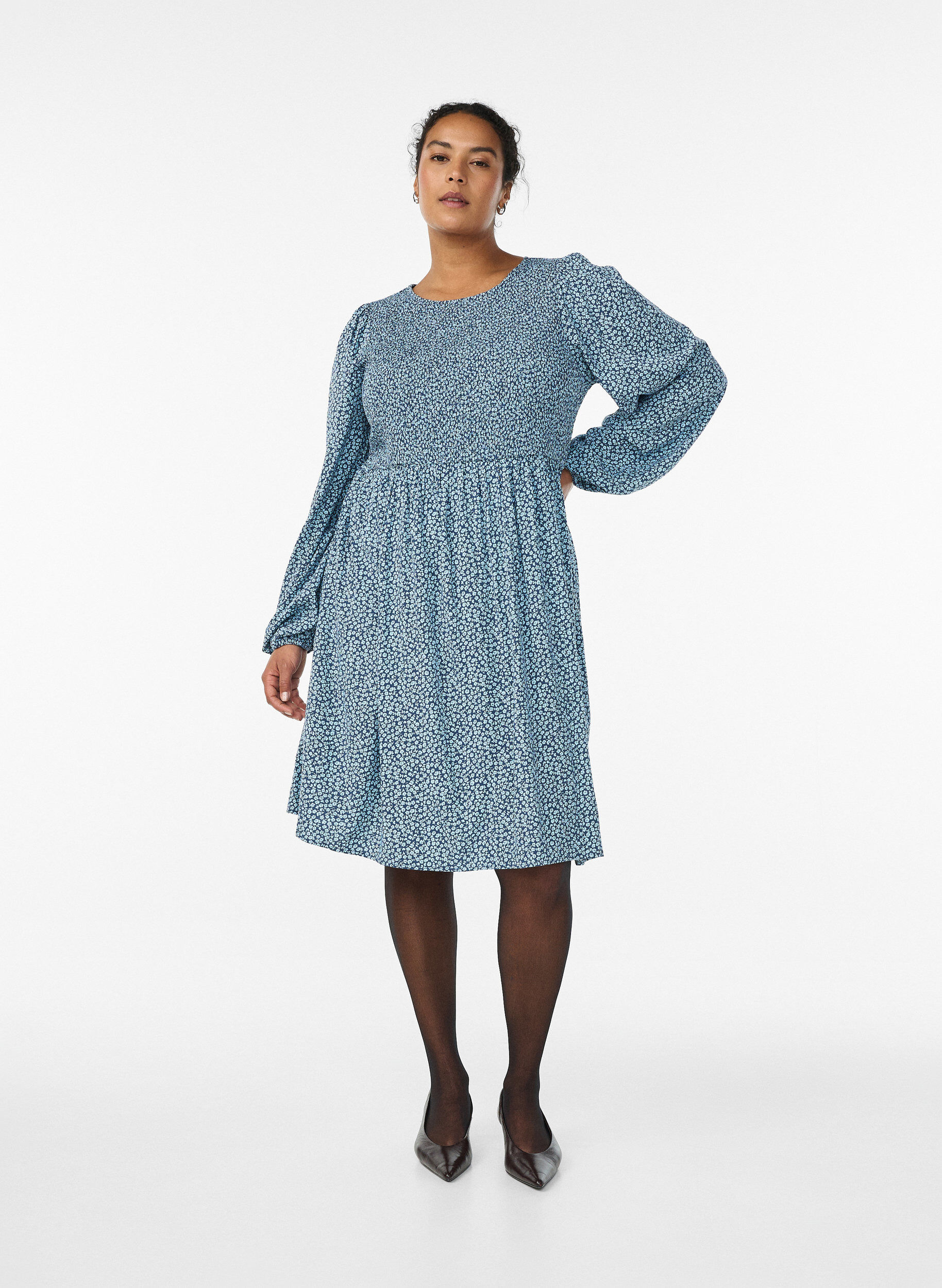 ZizziKjole med smock-overdel og sm&aring;blomstret m&oslash;nster, Bl&aring;, Model image number 1
