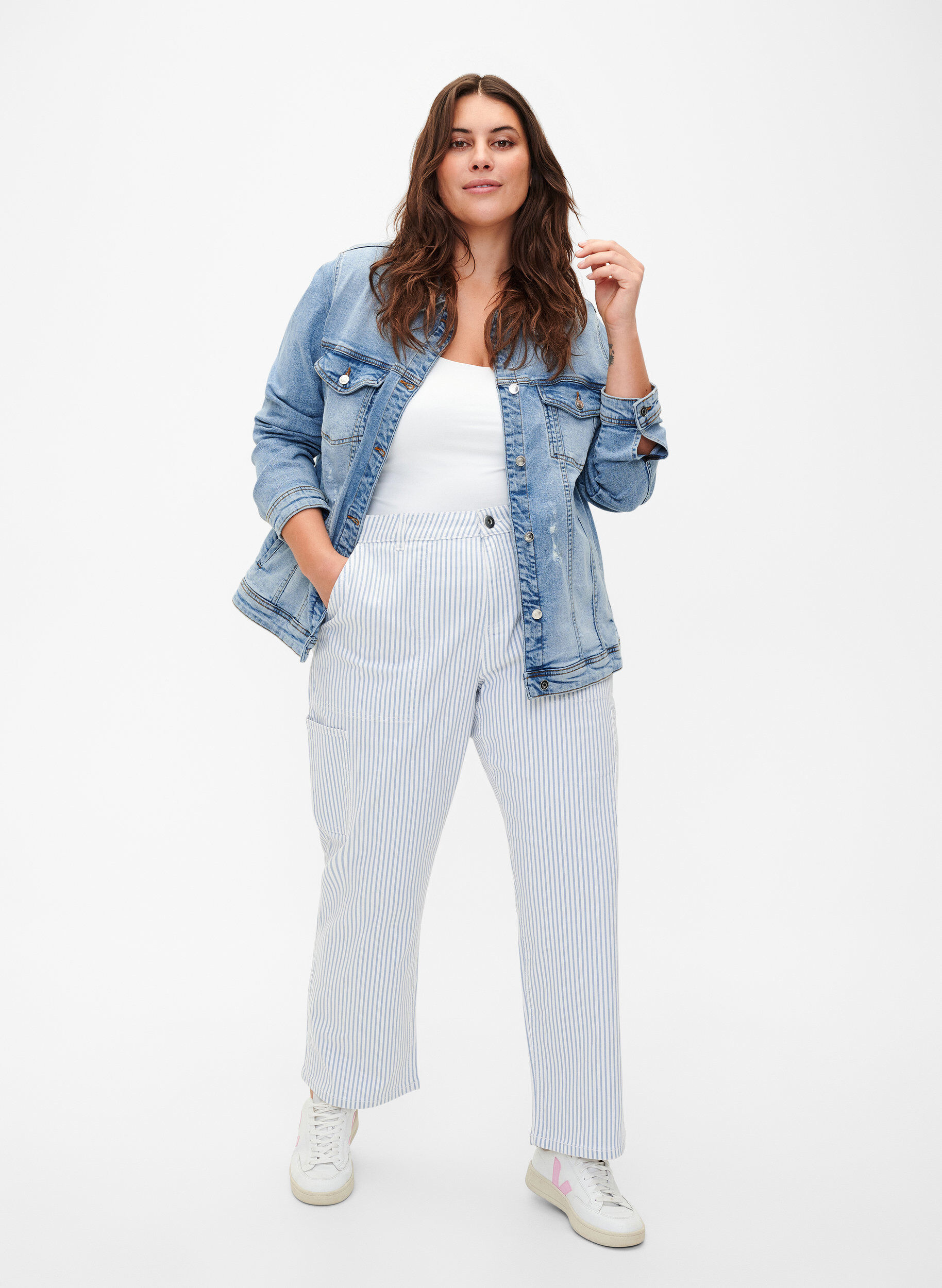 Zizzi Kort denimjakke i bomuld, Light blue denim, Model image number 2