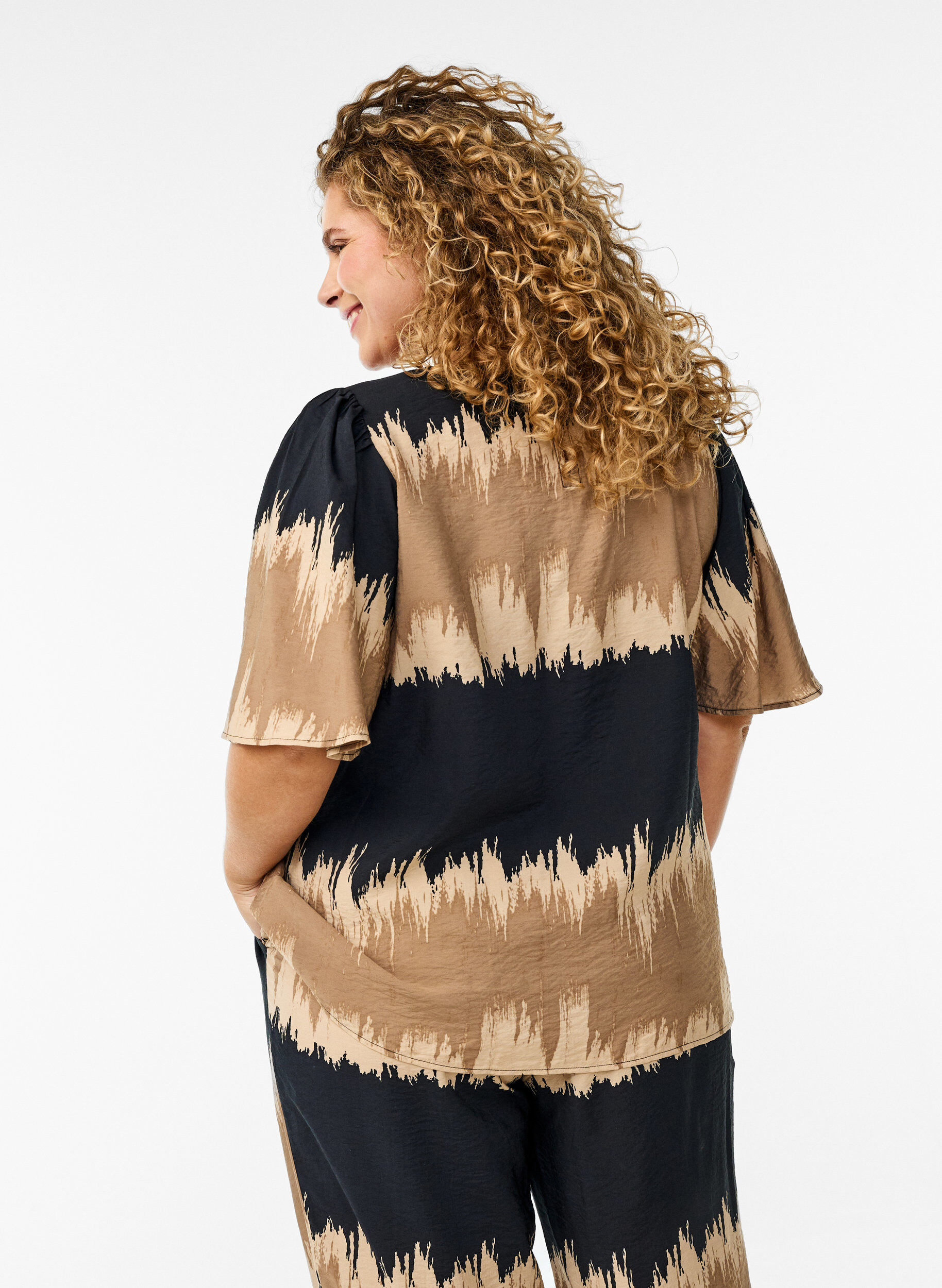 Zizzi Bluse med brede &aelig;rmer og grafisk print, Sort, Model image number 2