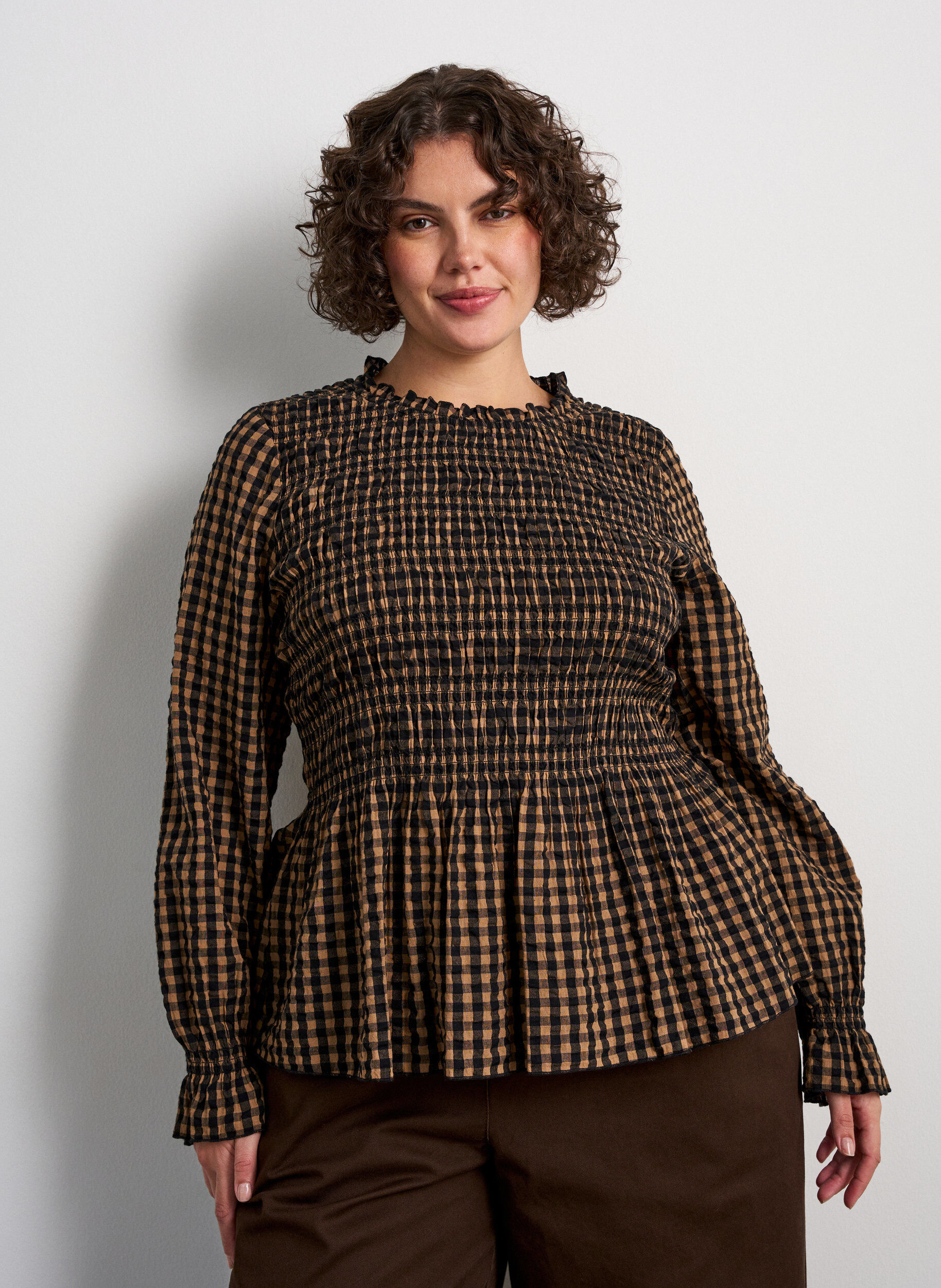 Ternet bluse med smock og peplum, Brun, Model