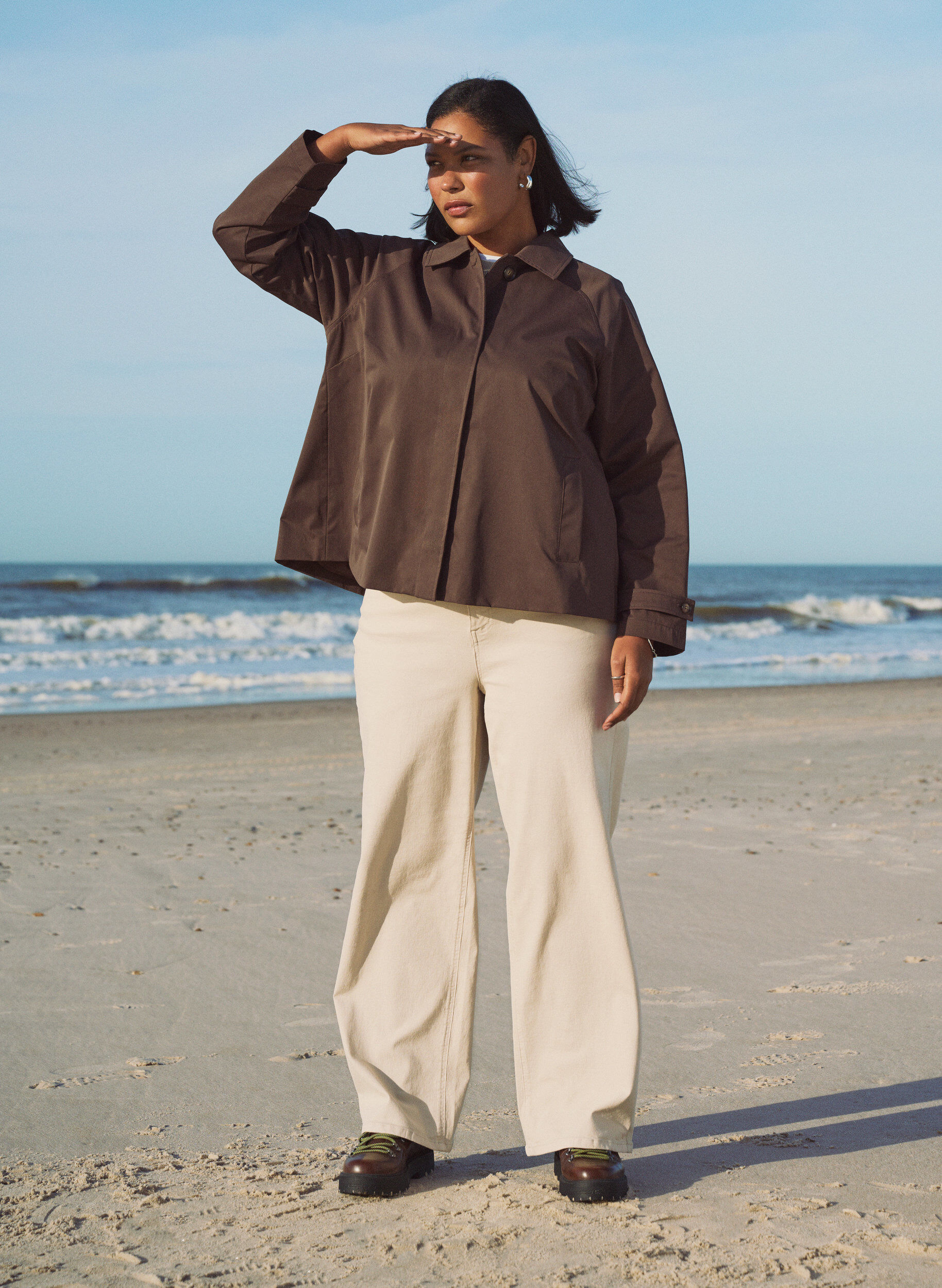 Zizzi Kort trenchcoat med krave og raglan&aelig;rmer, Brun, Image image number 0