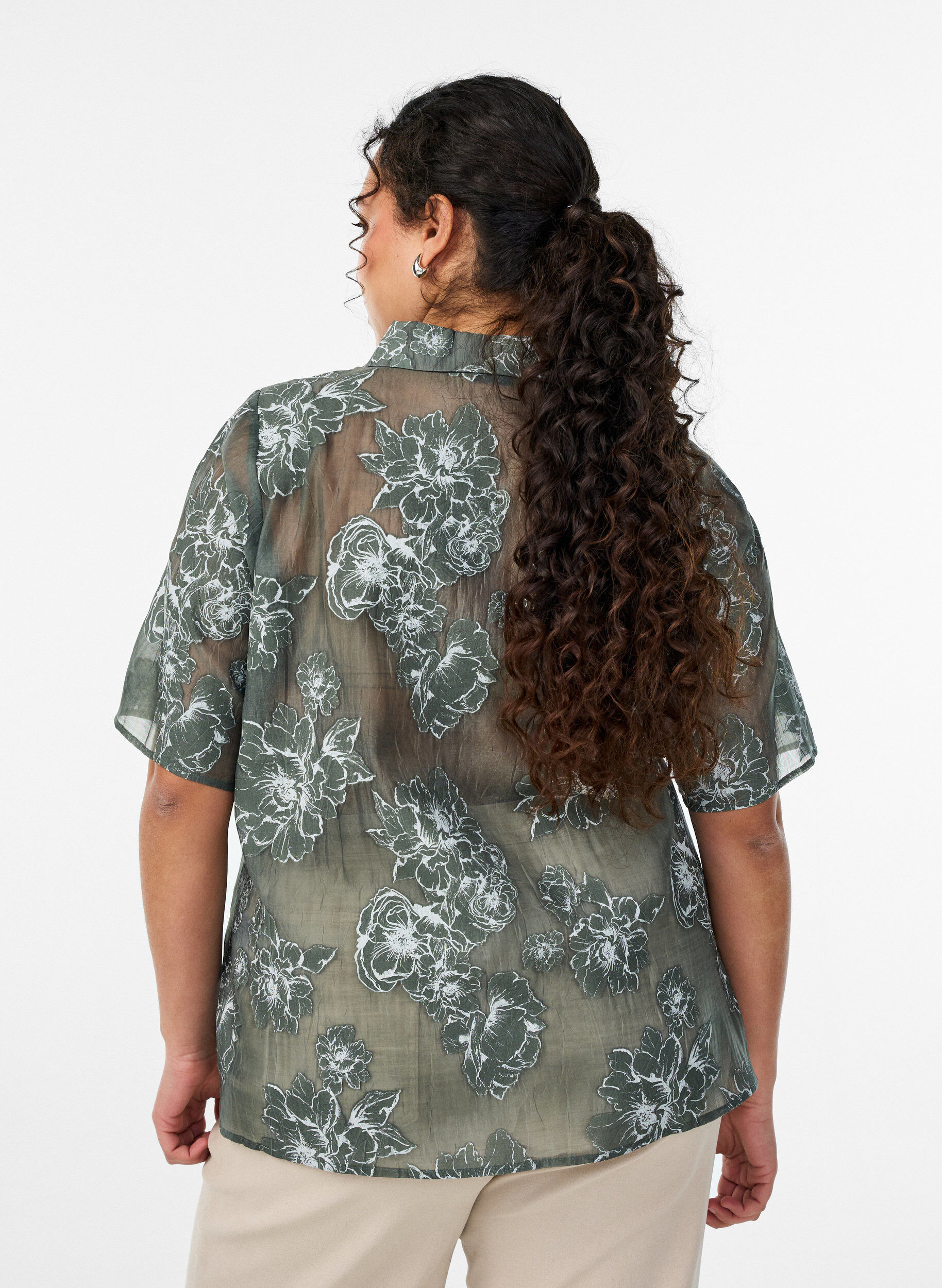 Zizzi Transparent skjortebluse med blomstermotiver, Gr&oslash;n, Model image number 2