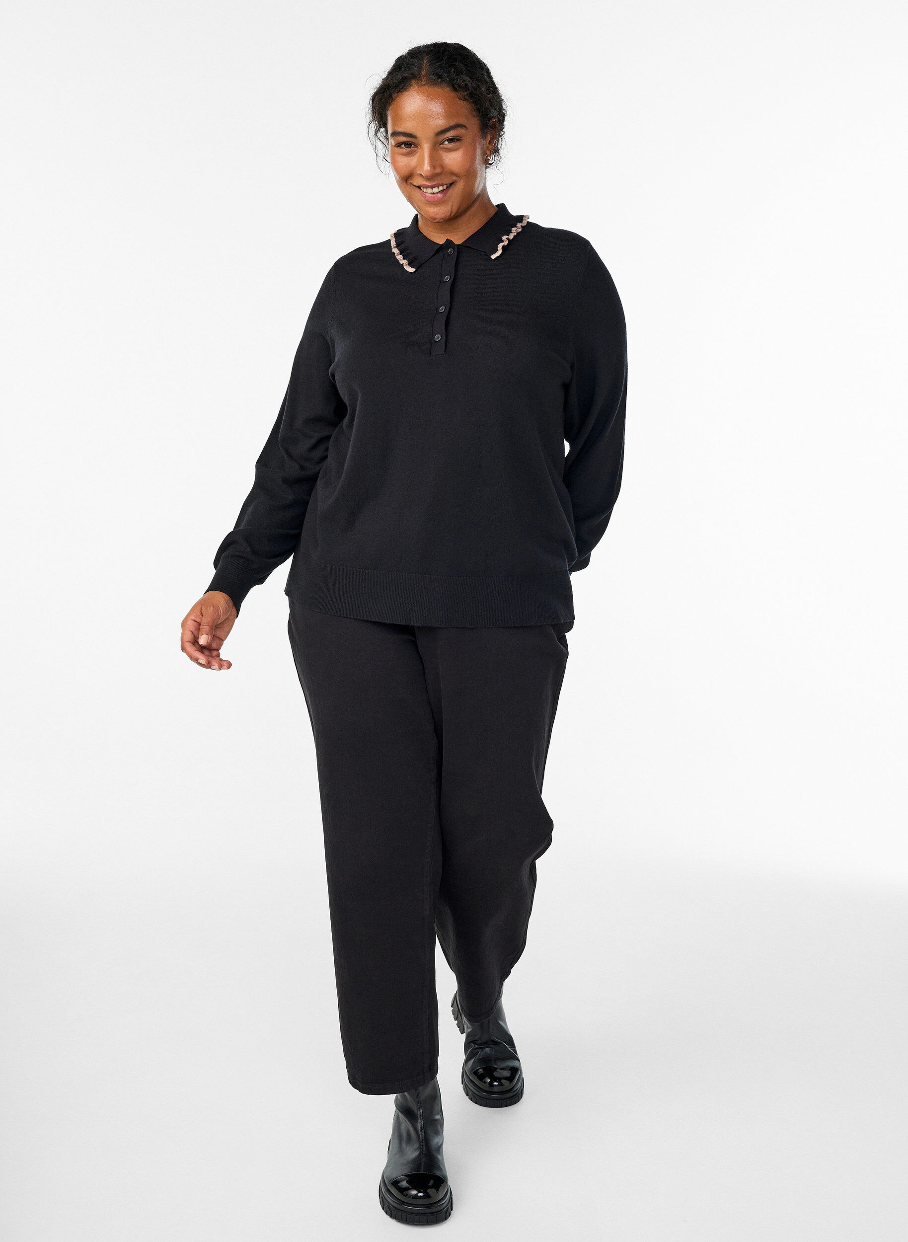 Zizzi Strikbluse med fl&aelig;sedekoreret polokrave, Sort, Model image number 1