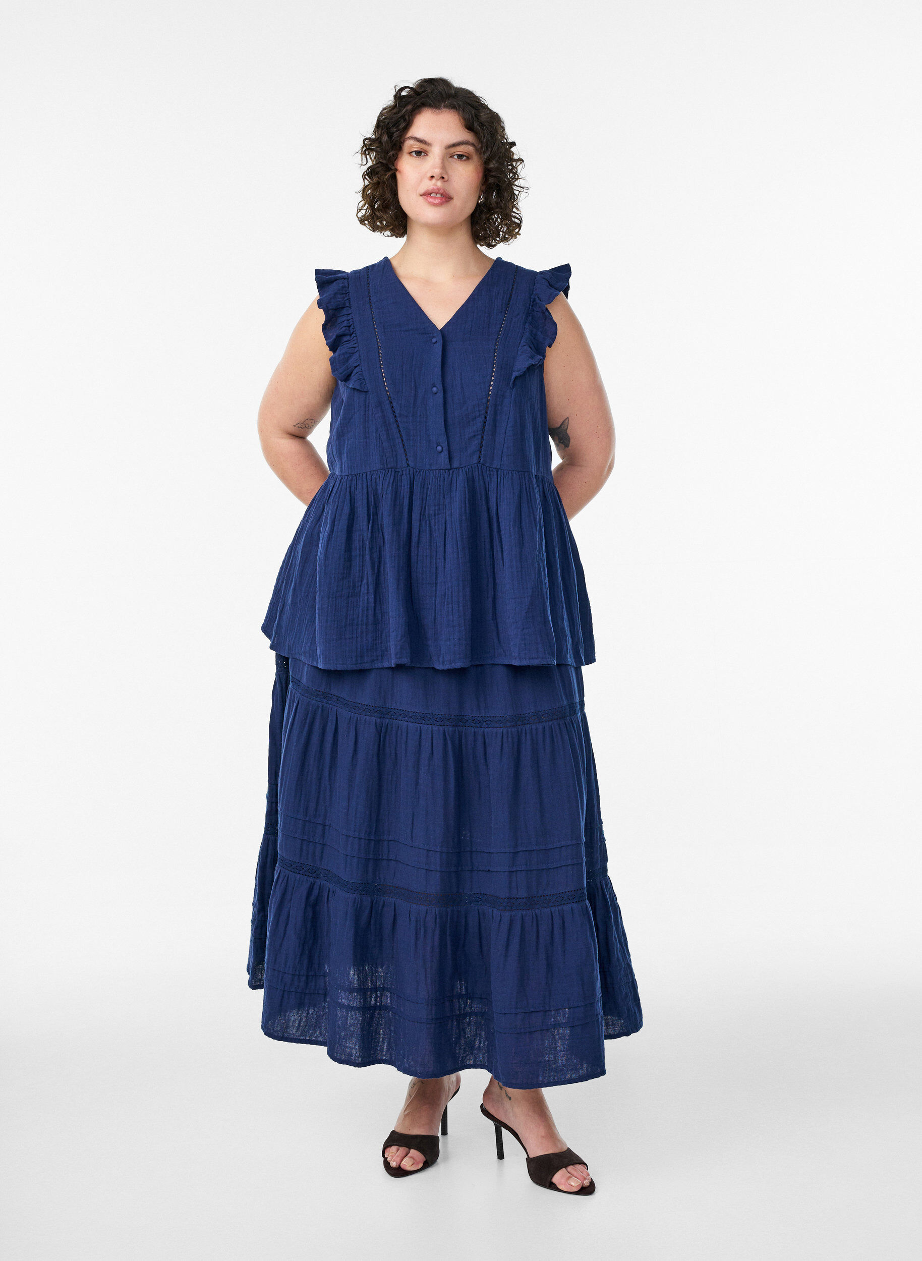 Zizzi&AElig;rmel&oslash;s bluse i bomuldsmusselin med fl&aelig;ser, Bl&aring;, Model image number 1