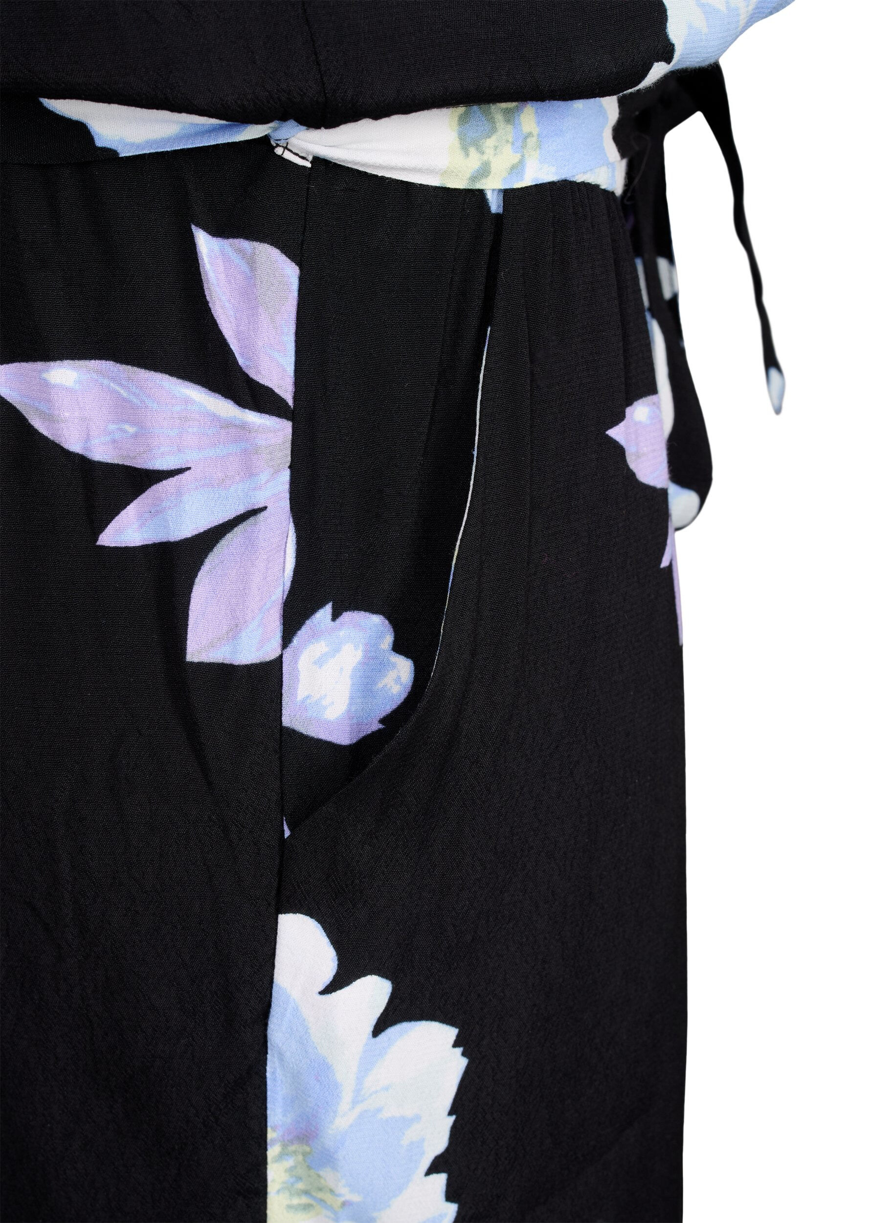 Zizzi &AElig;rmel&oslash;s jumpsuit i viskose, Black Big Flower AOP, Packshot image number 4