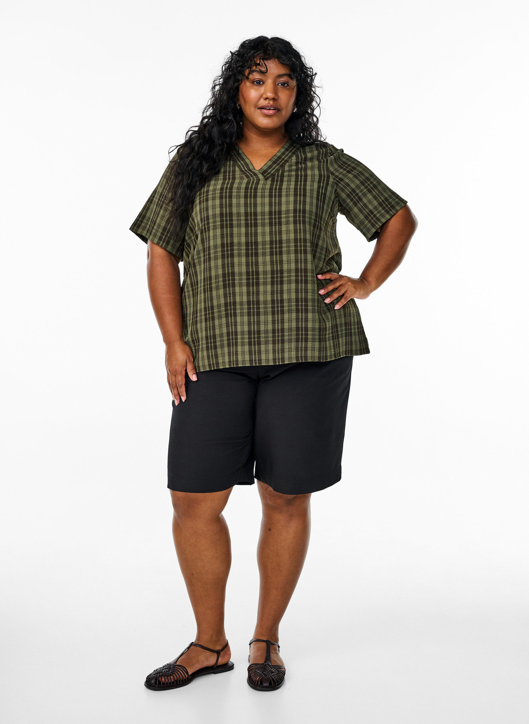 Zizzi Bluse med ternet m&oslash;nster og V-udsk&aelig;ring, Gr&oslash;n, Model image number 1