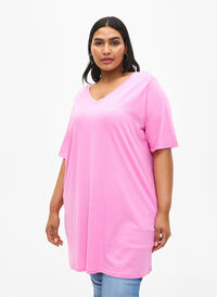 Ensfarvet oversize t-shirt med v-hals, Rosebloom, Model