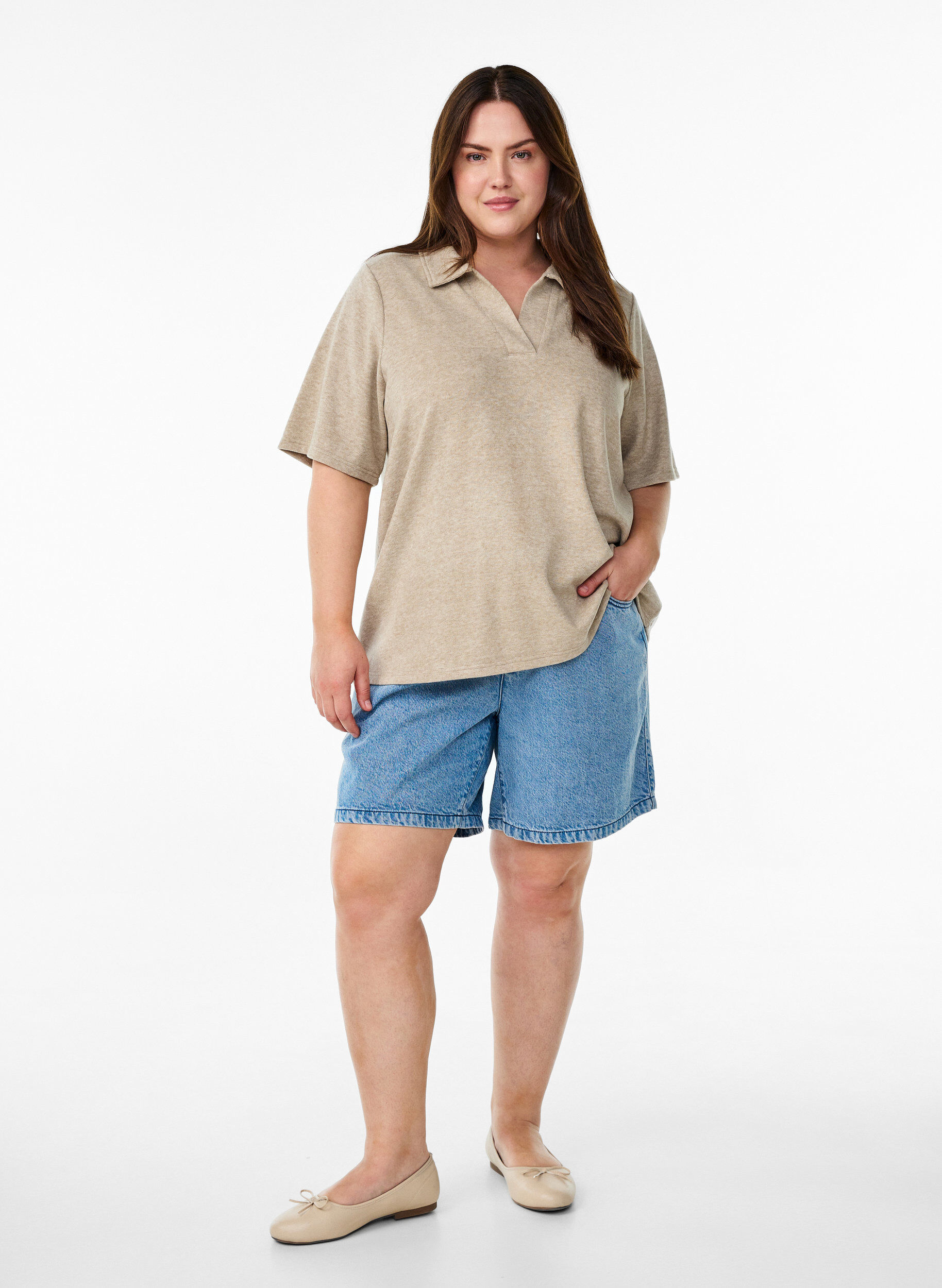 Zizzi Jerseybluse med krave og korte &aelig;rmer, Brun, Model image number 1