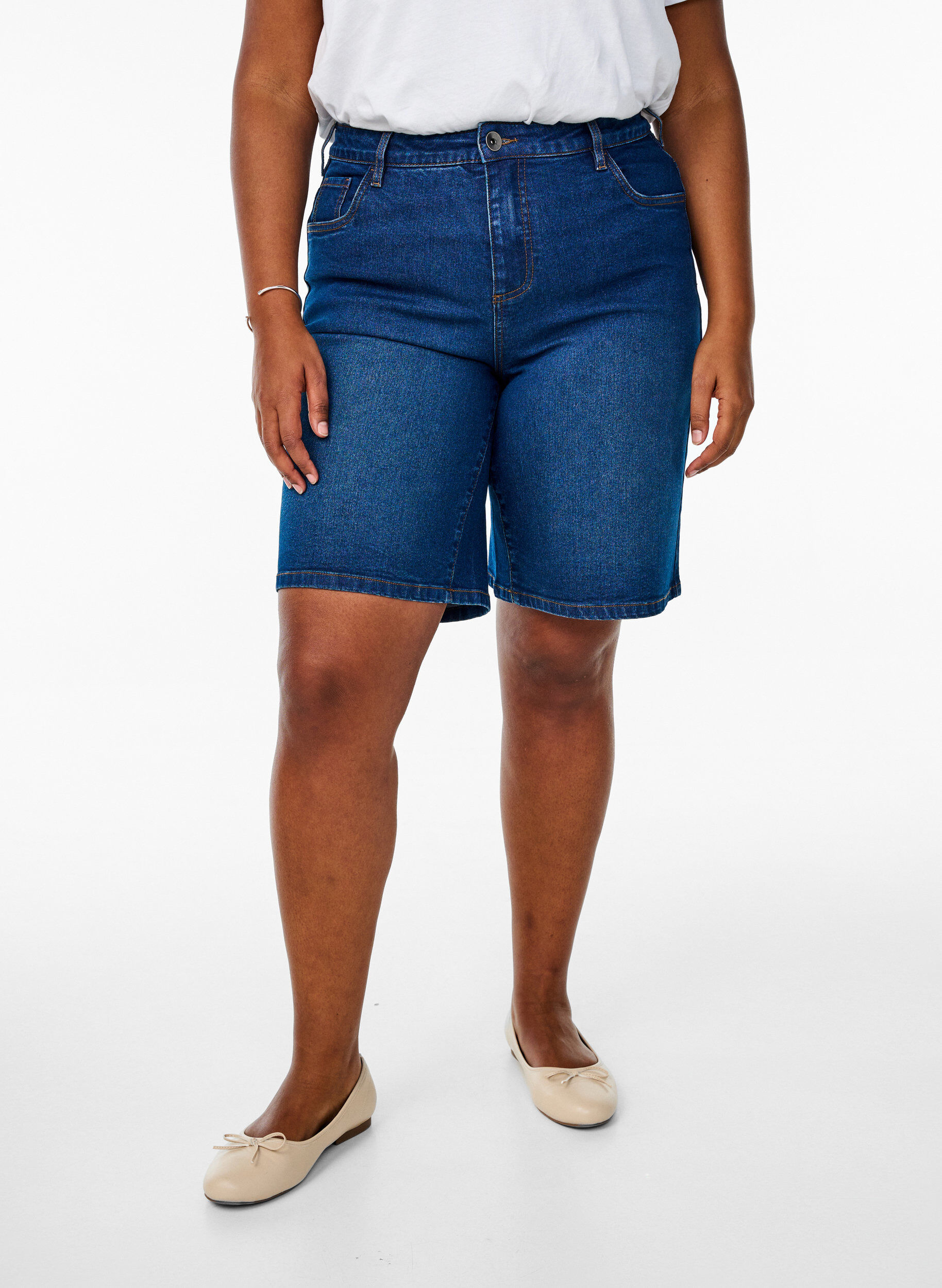 Zizzi L&oslash;se denimshorts med h&oslash;j talje, Bl&aring;, Model image number 3