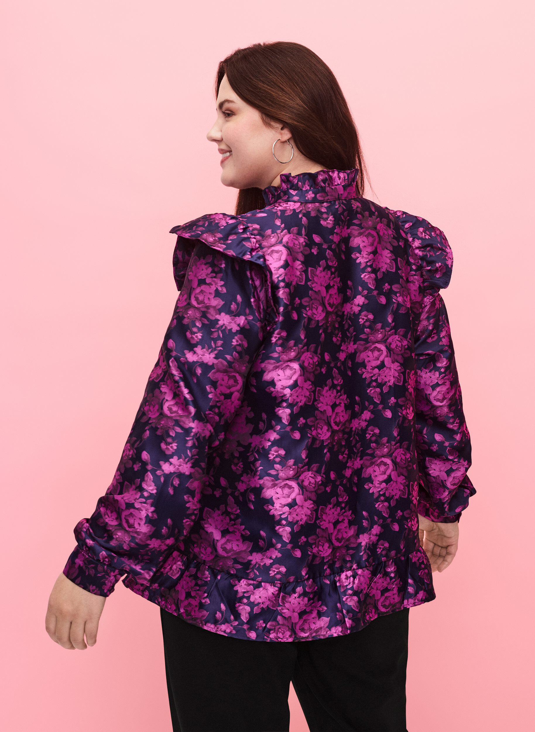 Zizzi Blomstret jacquardbluse med fl&aelig;sedetaljer, Dark Blue Pink, Model image number 1