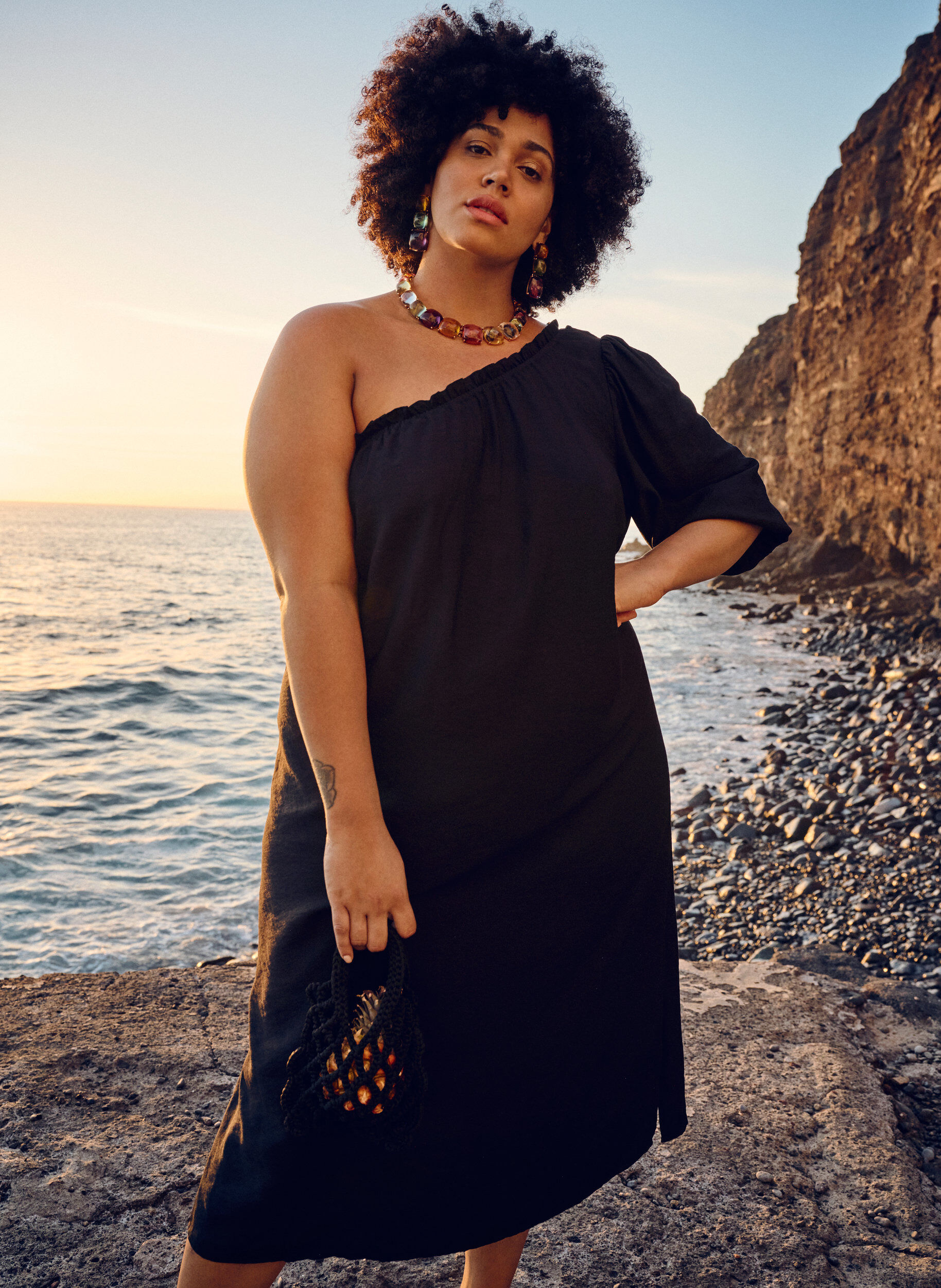 Zizzi One-shoulder kjole i viskose, Sort, Image image number 0