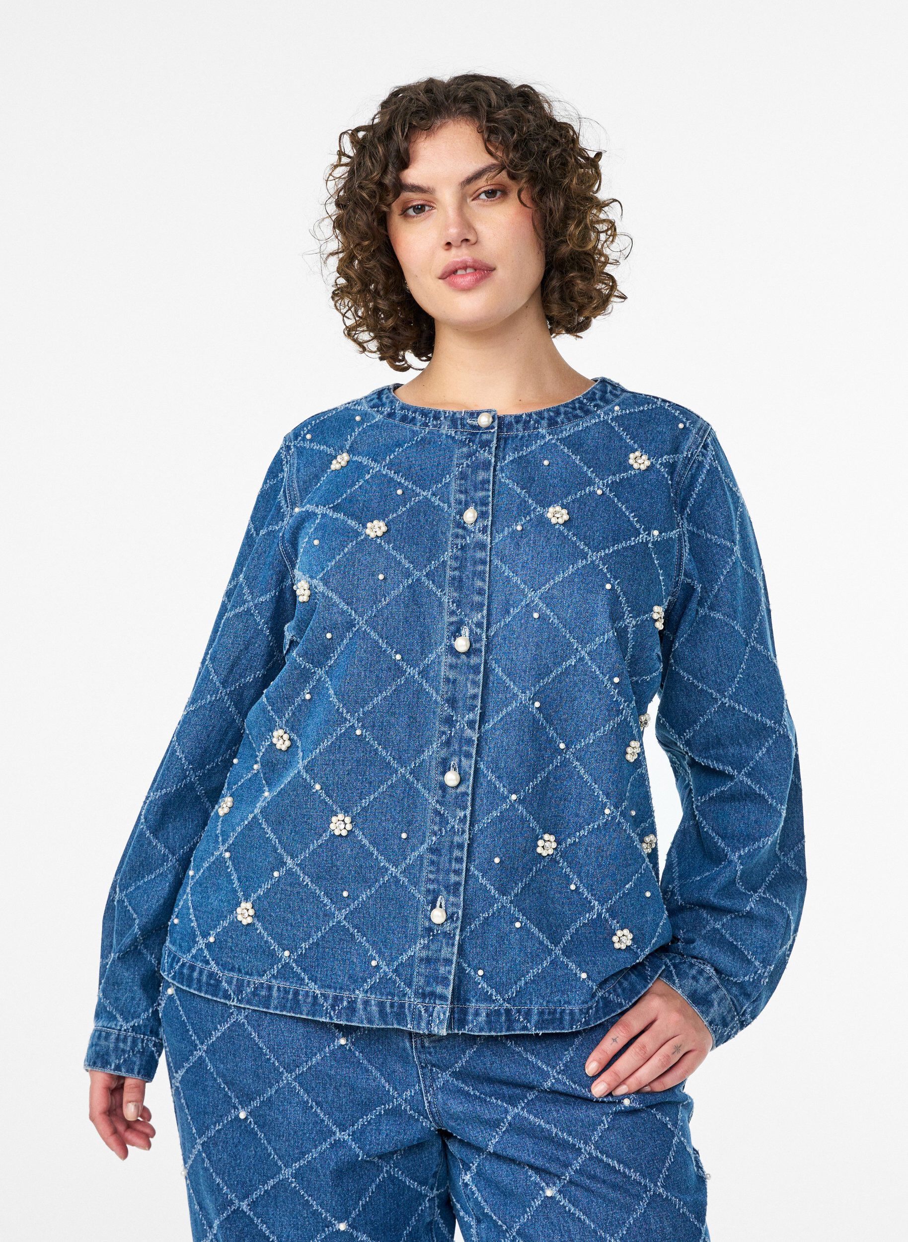 Zizzi Denimskjorte med destroy-m&oslash;nster og perledetaljer, Bl&aring;, Model image number 0