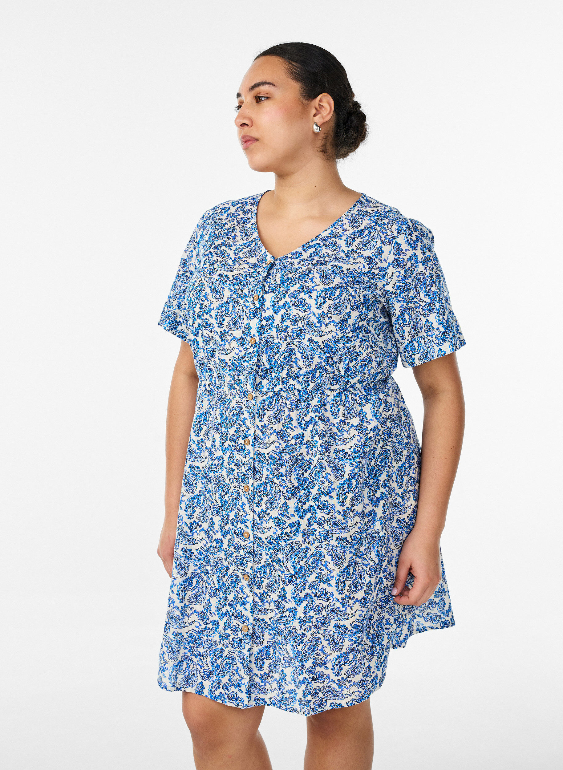 Kort kjole i bomuld med blomsterprint, Bl&aring;, Model