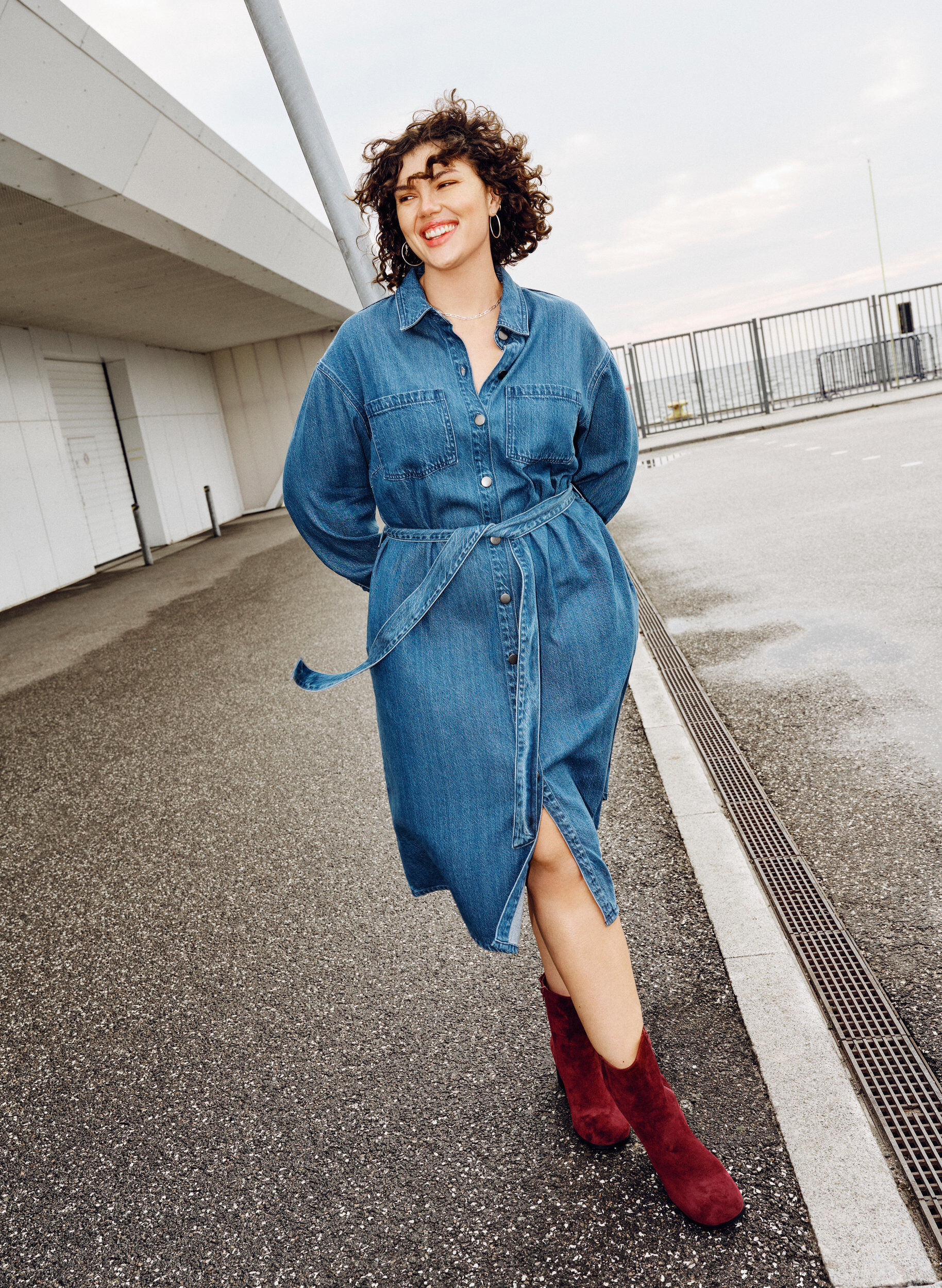 Zizzi Denimskjortekjole med bindeb&aelig;lte og sidelommer, Bl&aring;, Image image number 0