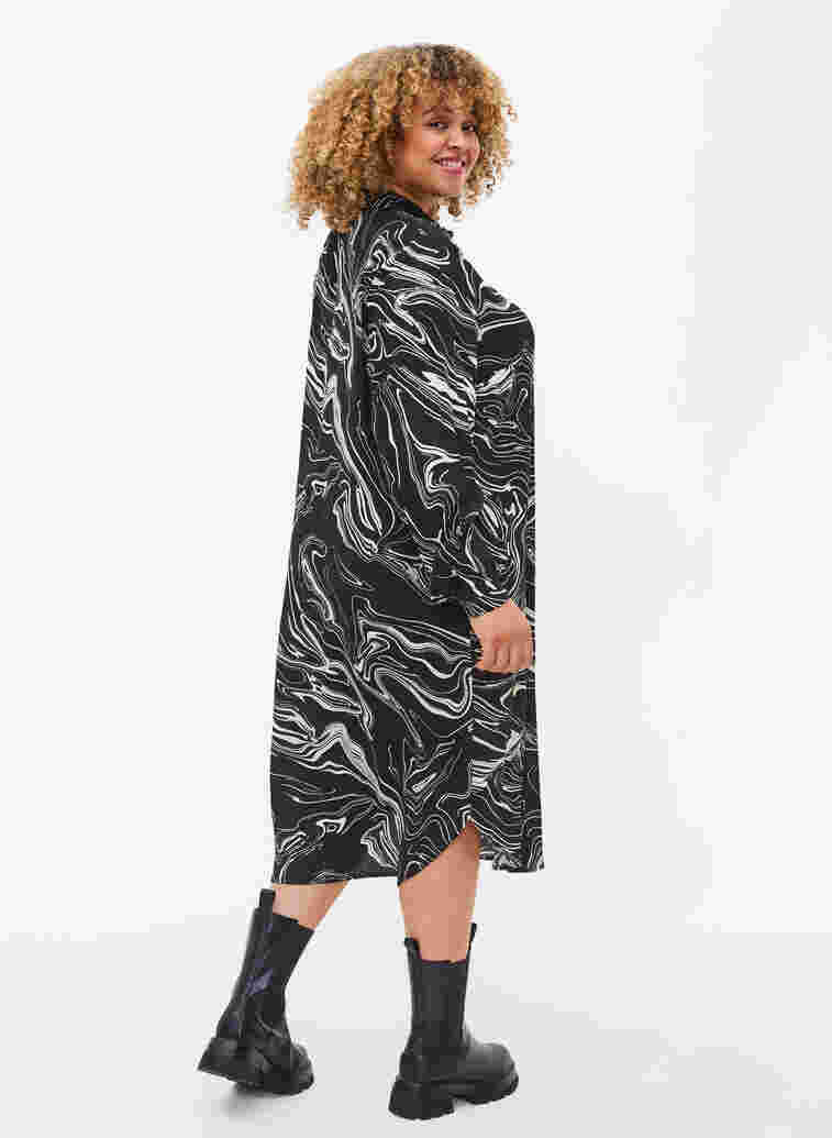 Skjortekjole i viskose med print, Black Swirl AOP, Model