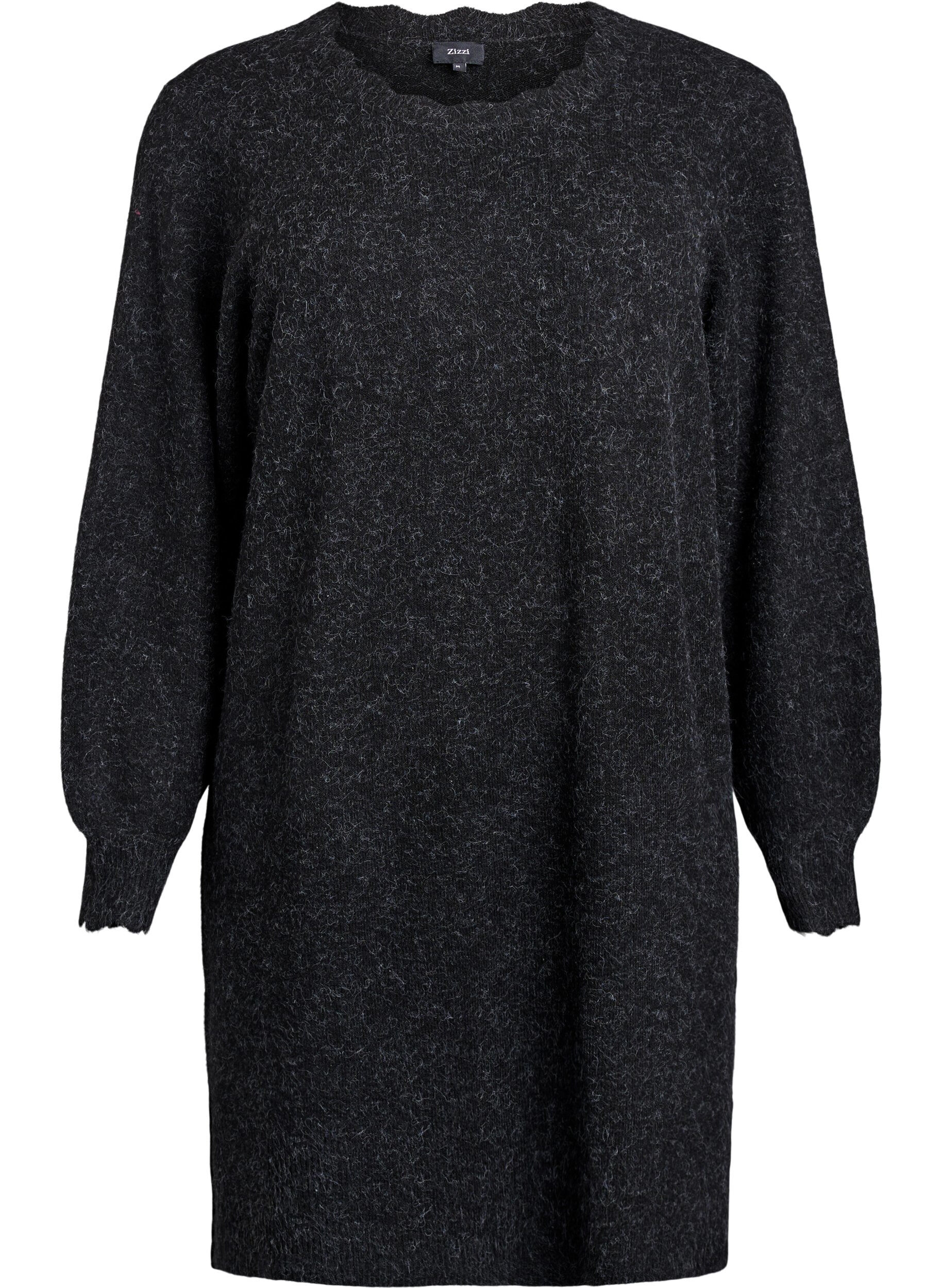 Kort strikkjole med b&oslash;lgede kanter og slidser