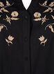 Skjortebluse med broderede blomster og 3/4 ærmer, Black W. Beige Emb. , Packshot image number 2