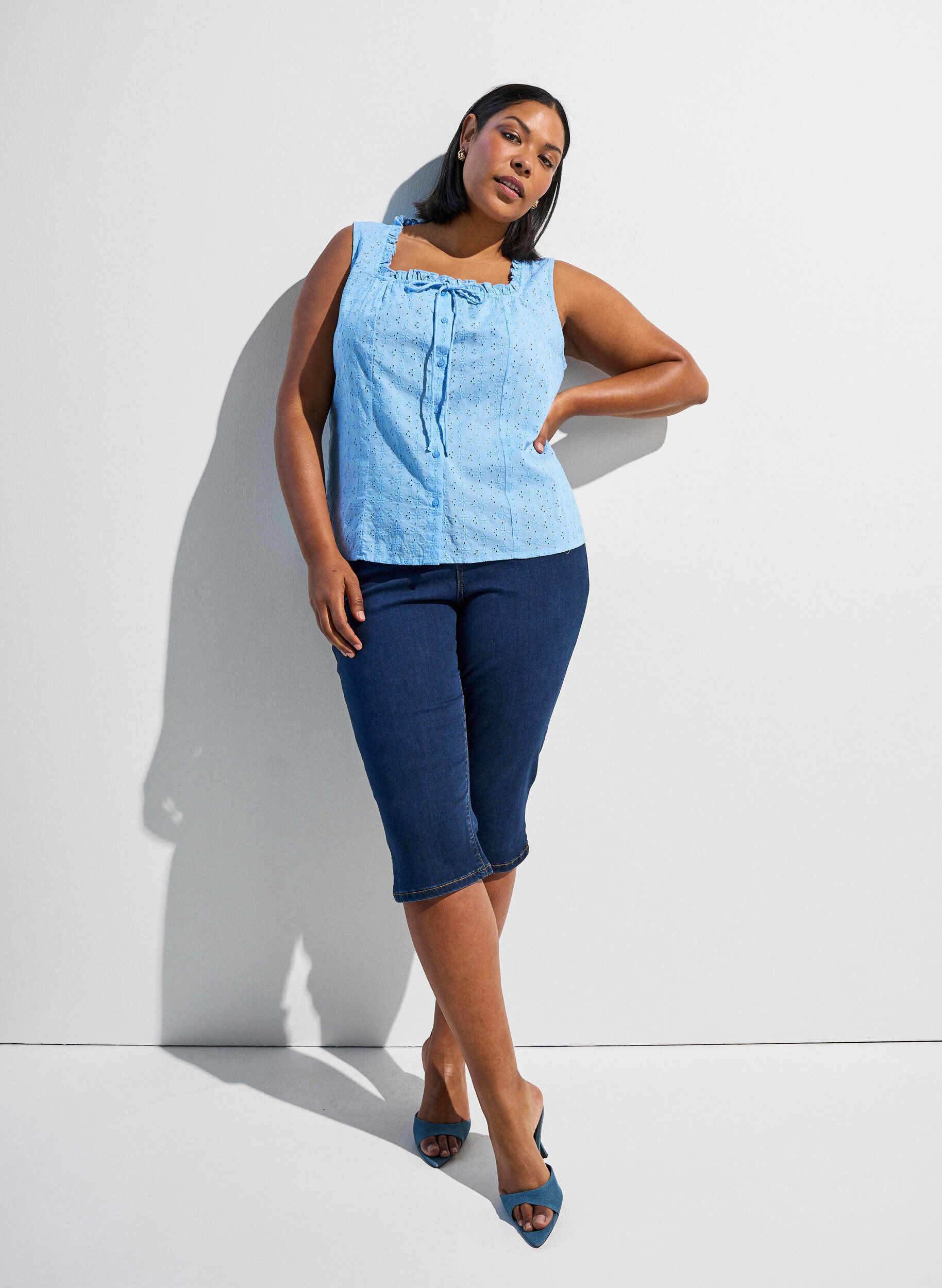 Zizzi&AElig;rmel&oslash;s bluse med broderie anglaise og fl&aelig;ser, Bl&aring;, Image image number 0